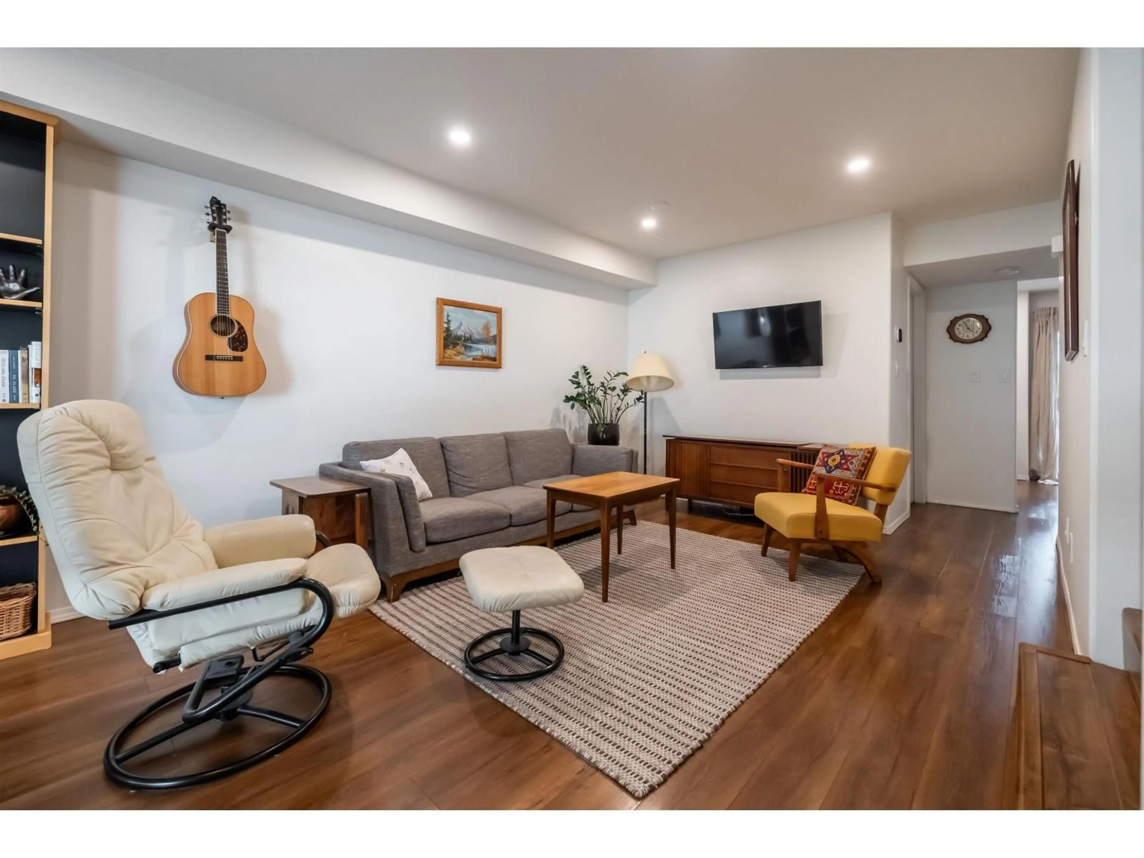 Living room with furniture, wood/laminate floor for 4 - 9486 WOODBINE STREET, Chilliwack British Columbia V2P5S4