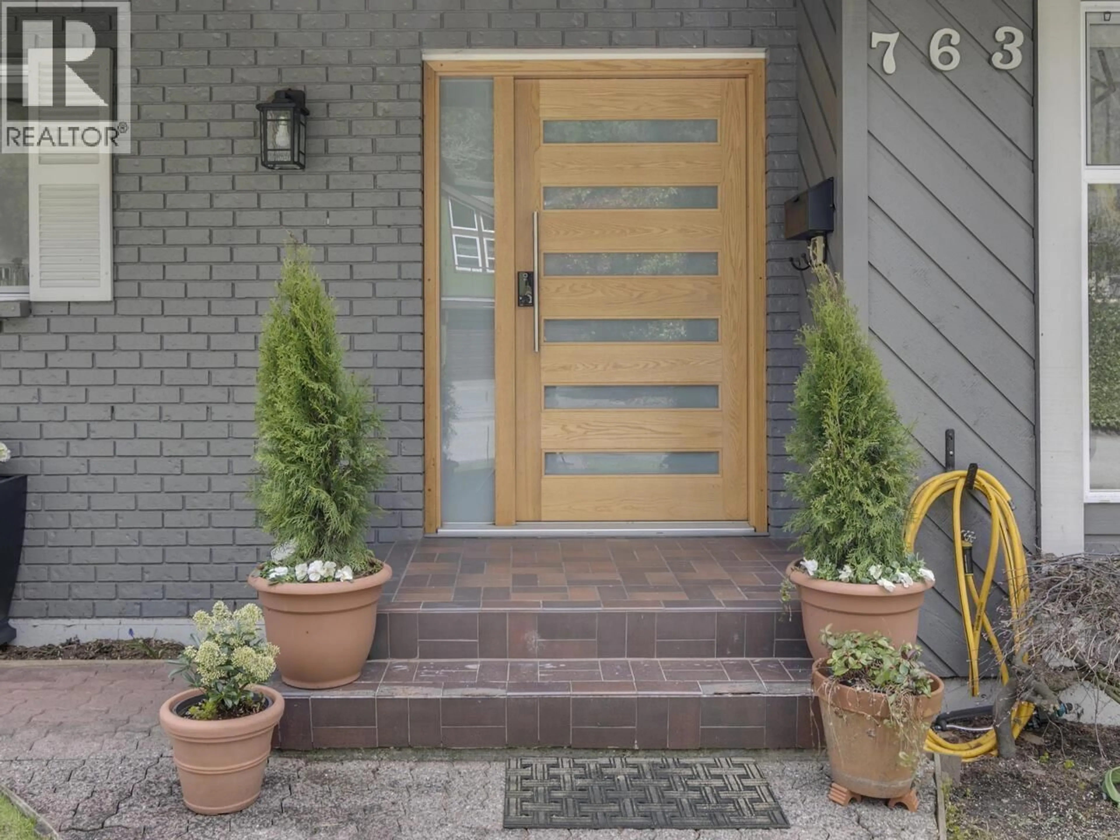 Indoor entryway for 763 WEYMOUTH DRIVE, North Vancouver British Columbia V7K2Z5