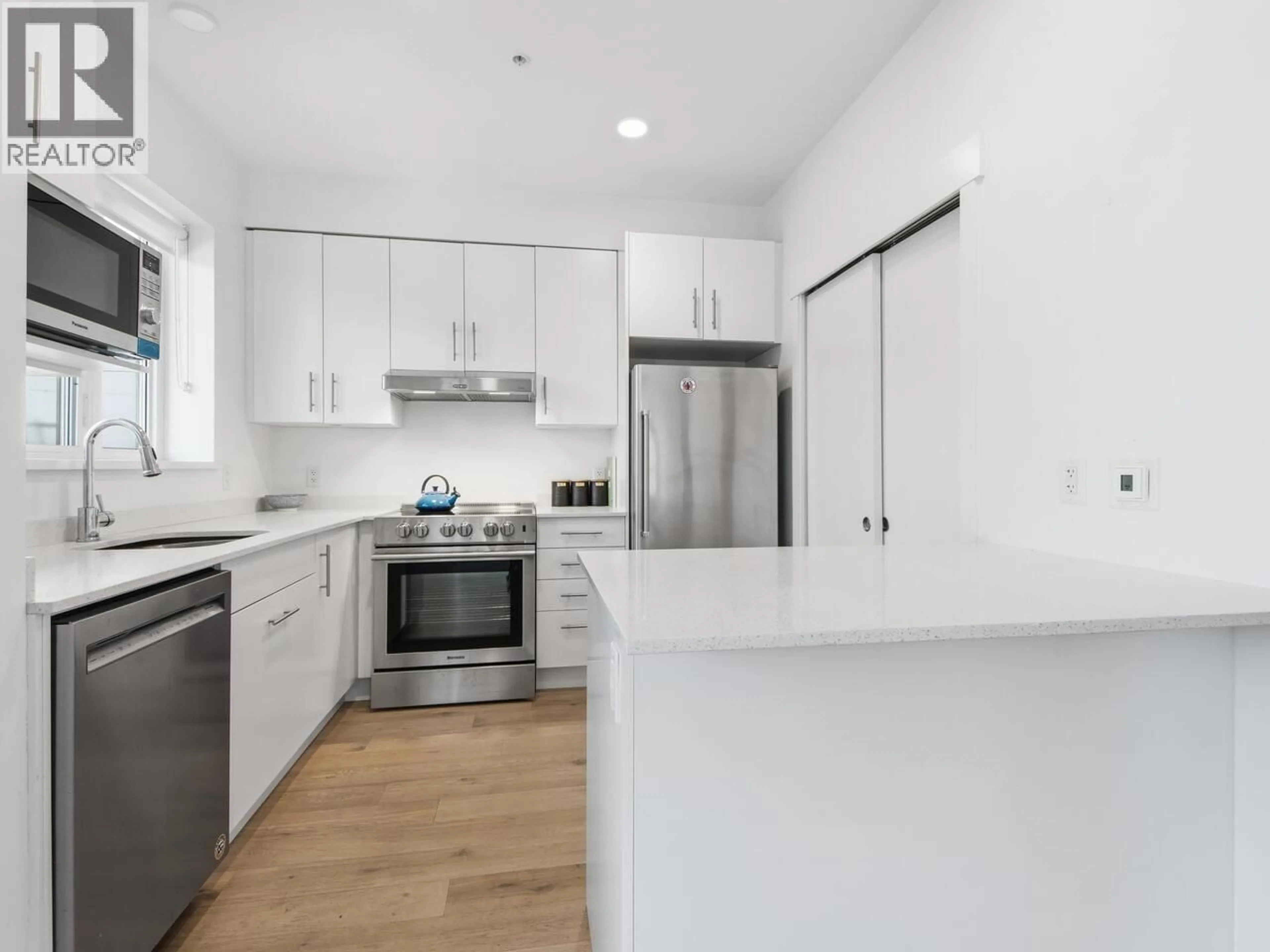Open concept kitchen, unknown for 405 - 2137 CHESTERFIELD AVENUE, North Vancouver British Columbia V7M2P7