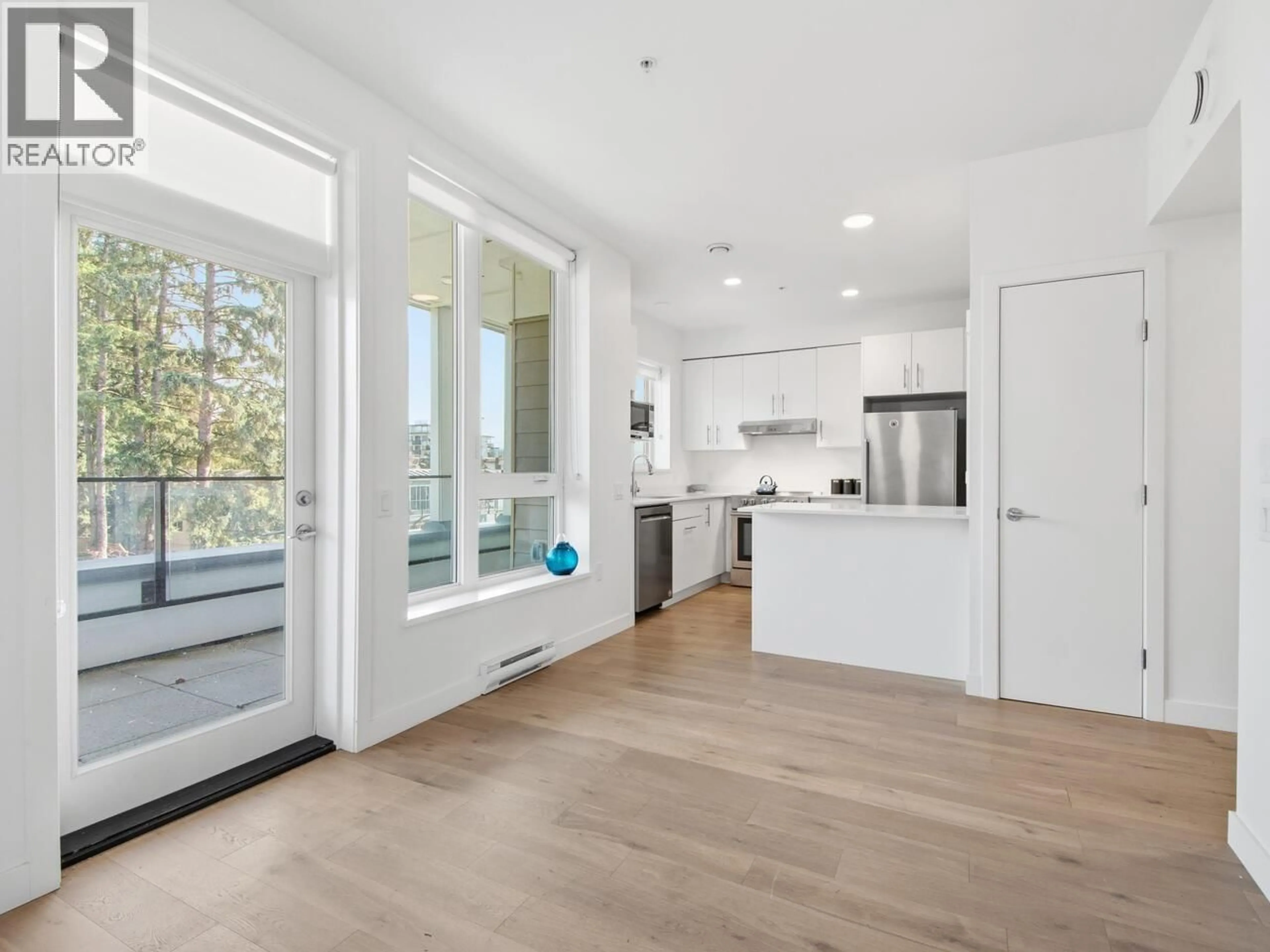 Open concept kitchen, unknown for 405 - 2137 CHESTERFIELD AVENUE, North Vancouver British Columbia V7M2P7