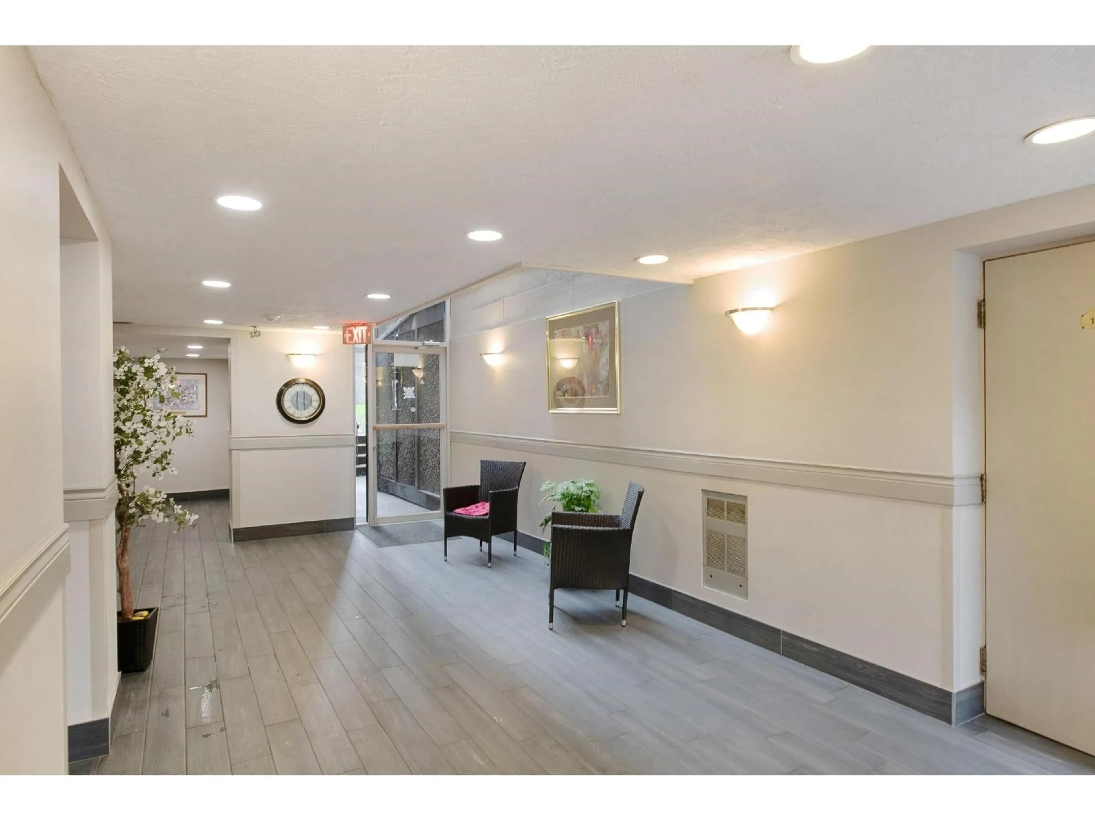 Indoor foyer for 114 - 9672 134 STREET, Surrey British Columbia V3T5L5