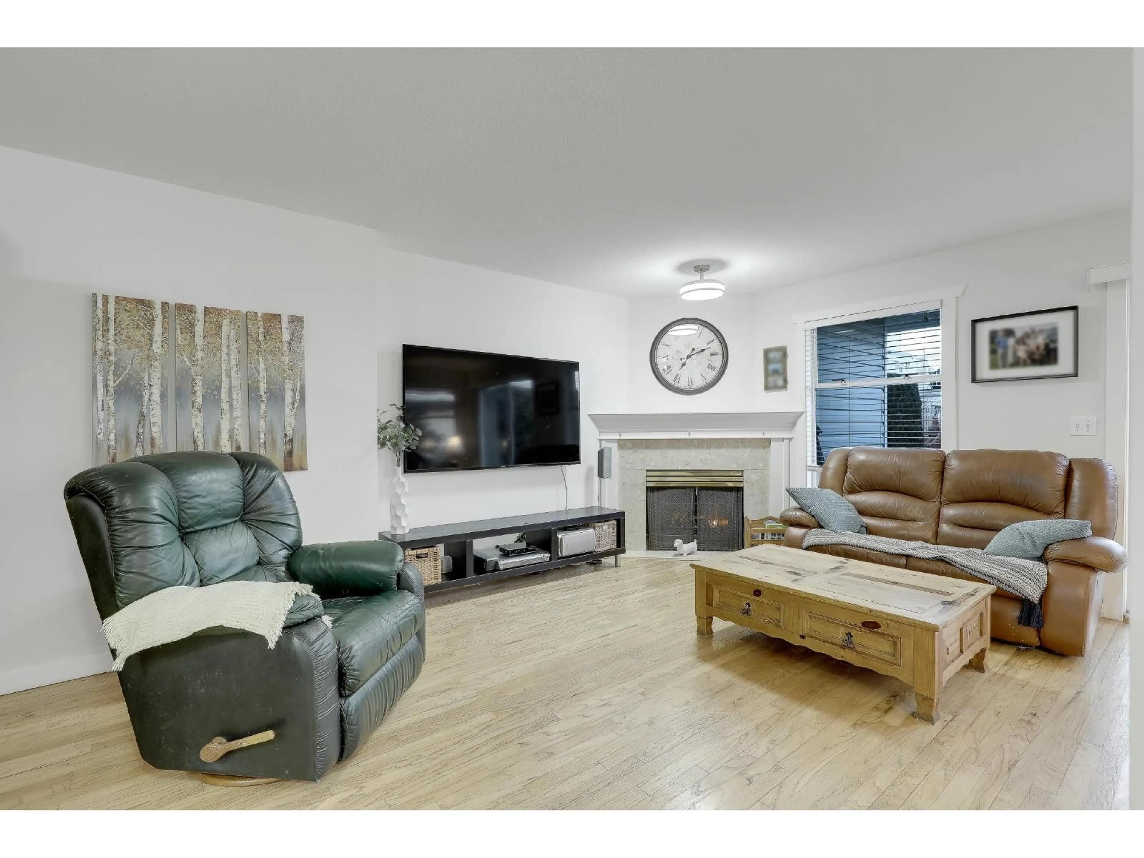 Living room with furniture, wood/laminate floor for 56 - 10038 155 STREET, Surrey British Columbia V3R0S2