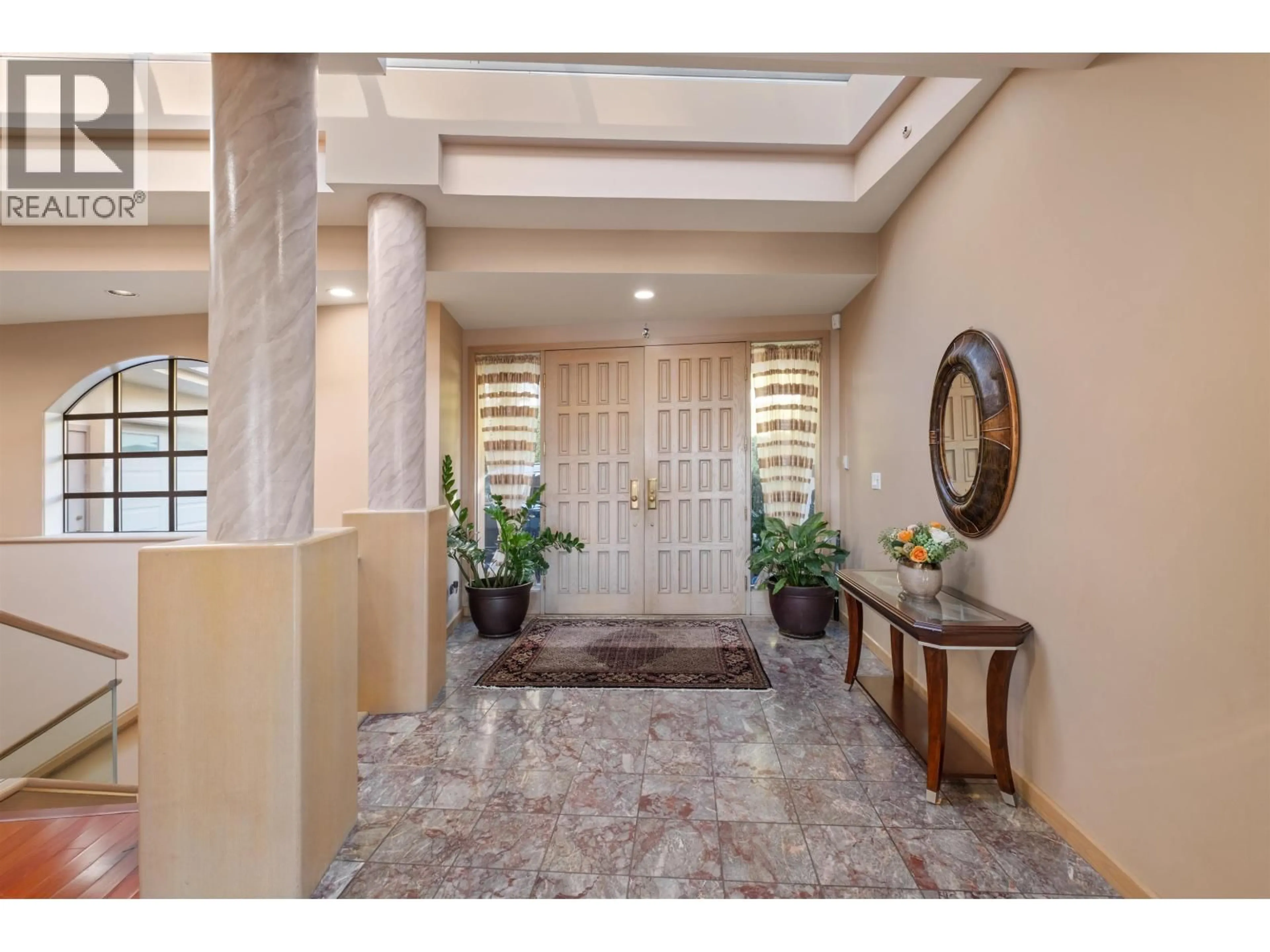Indoor foyer for 2490 WESTHILL COURT, West Vancouver British Columbia V7S3A5