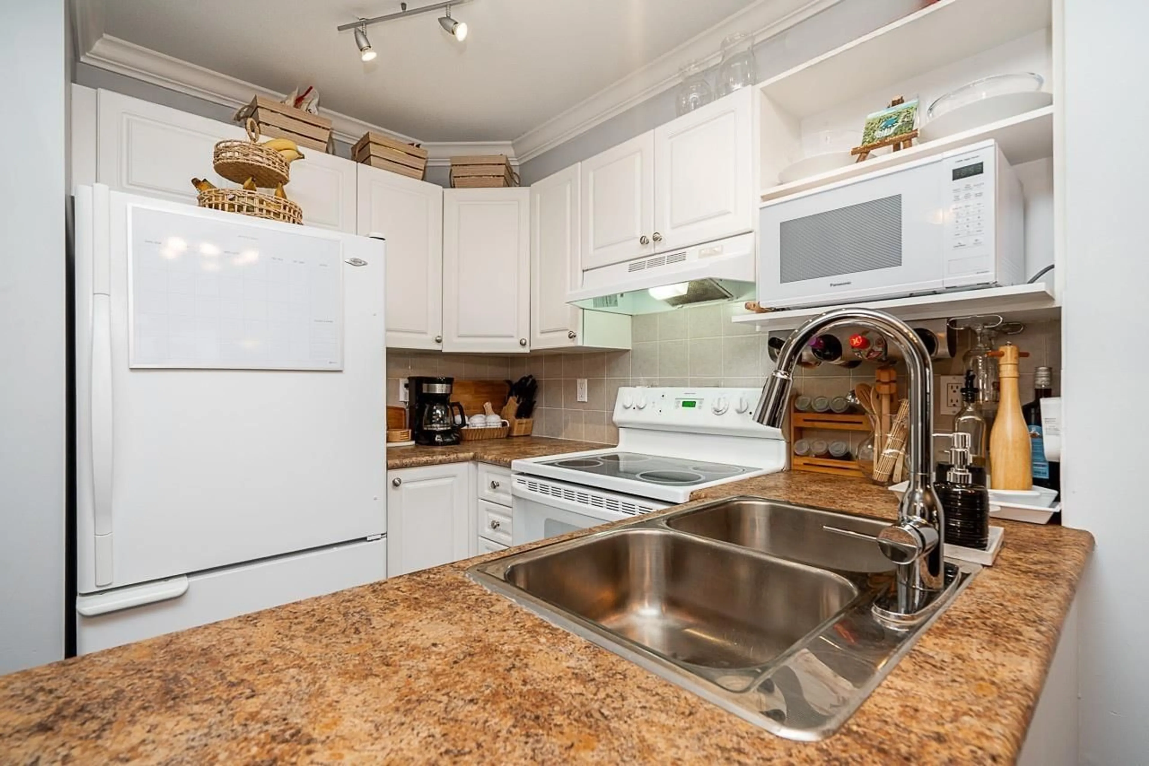 Standard kitchen, ceramic/tile floor for 314 - 6359 198 STREET, Langley British Columbia V2Y2E3