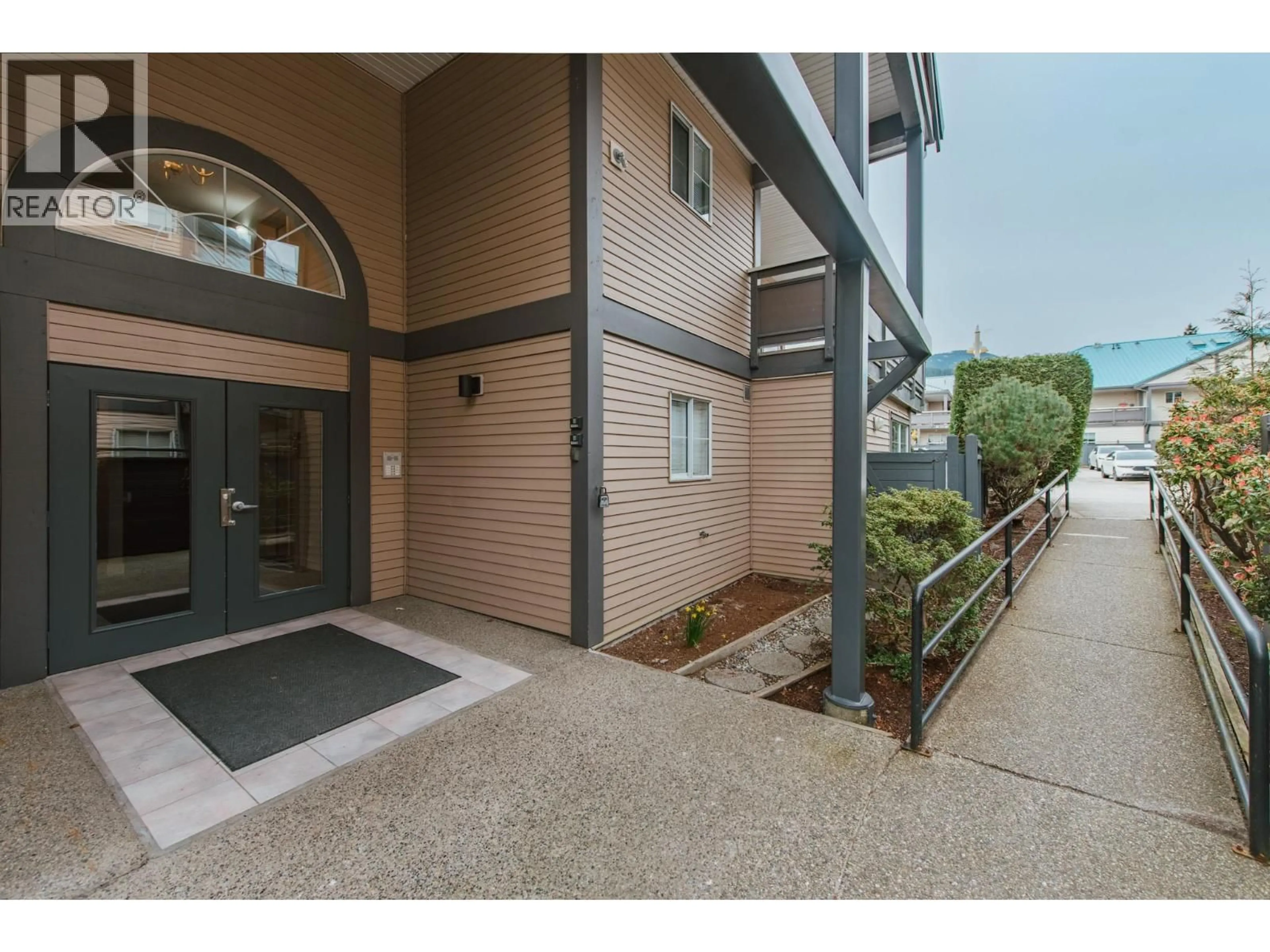 Indoor foyer for 45 - 689 PARK ROAD, Gibsons British Columbia V0N1V7