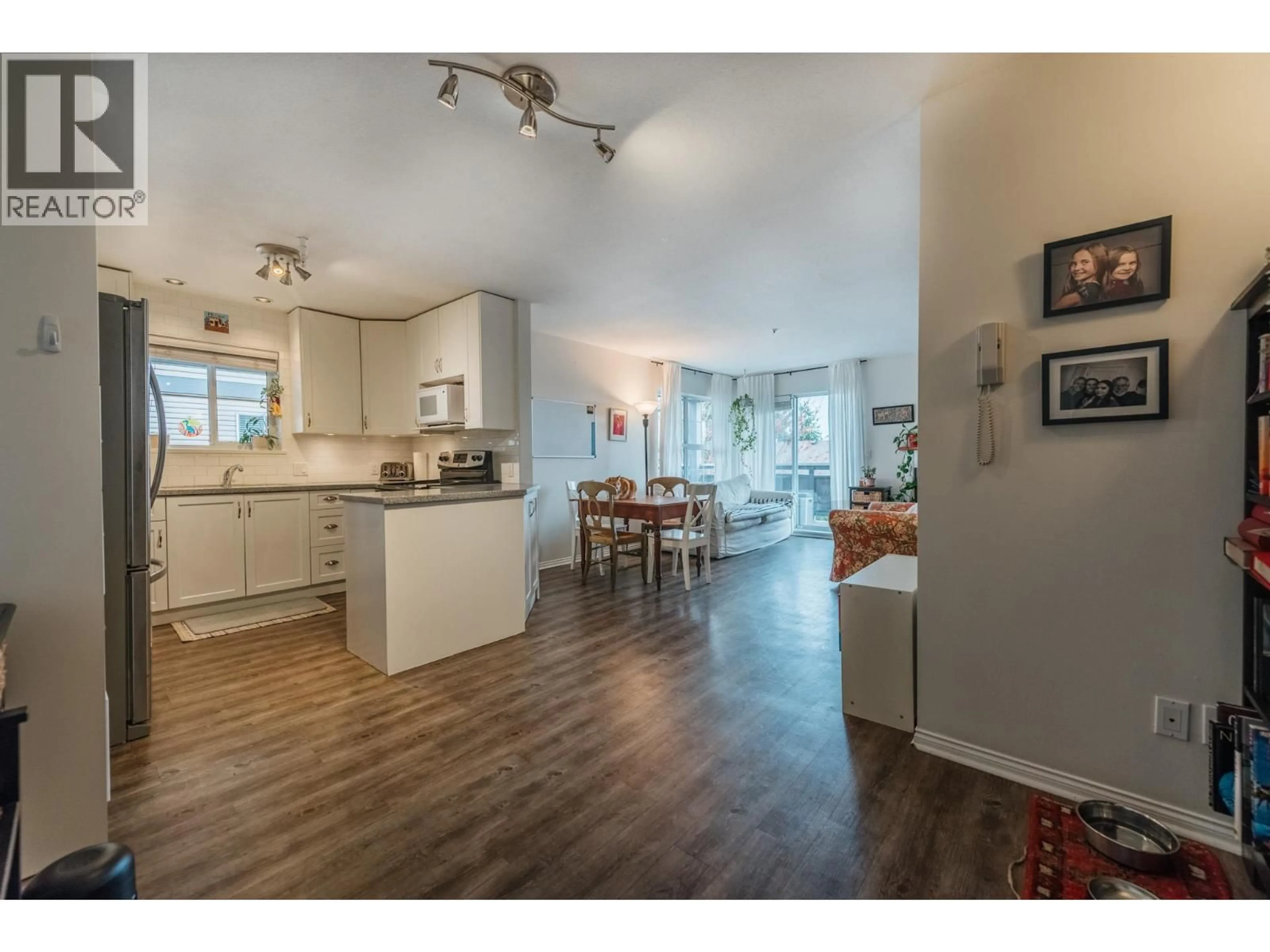 Open concept kitchen, wood/laminate floor for 45 - 689 PARK ROAD, Gibsons British Columbia V0N1V7