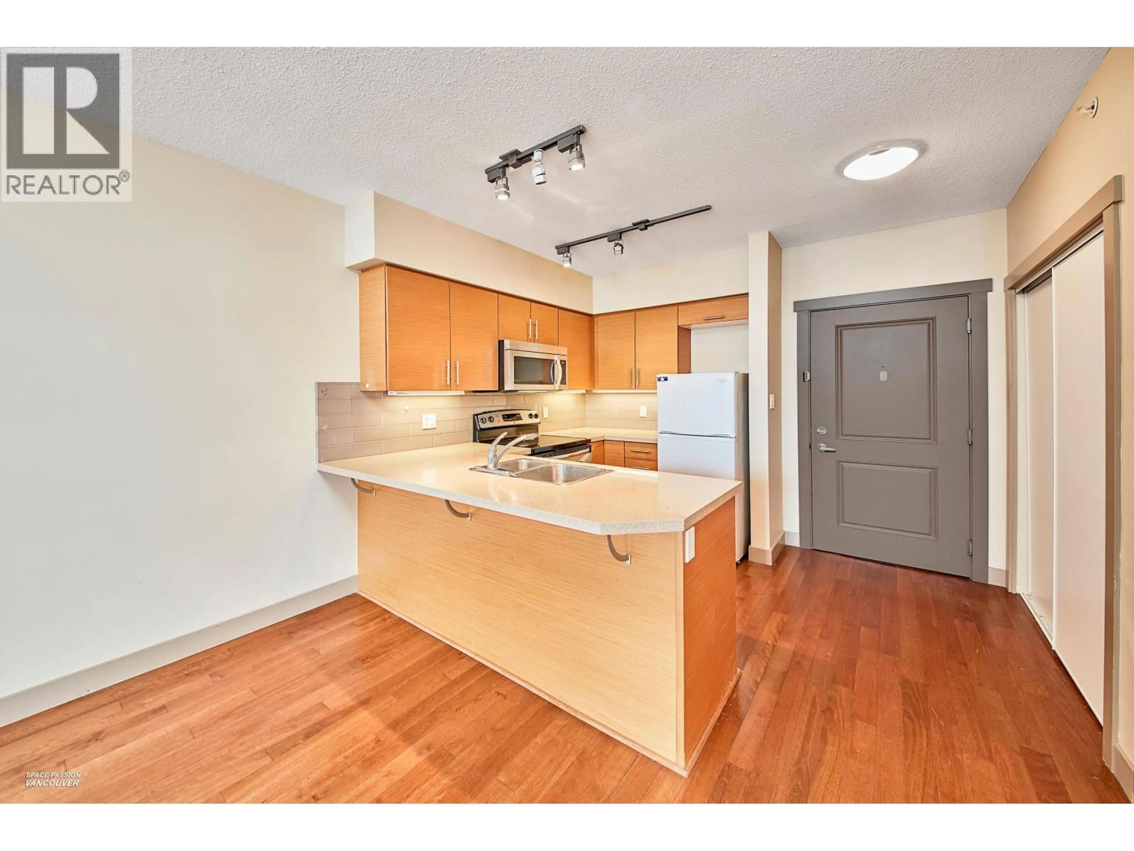 Standard kitchen, wood/laminate floor for 415 - 9009 CORNERSTONE MEWS, Burnaby British Columbia V5A0B9