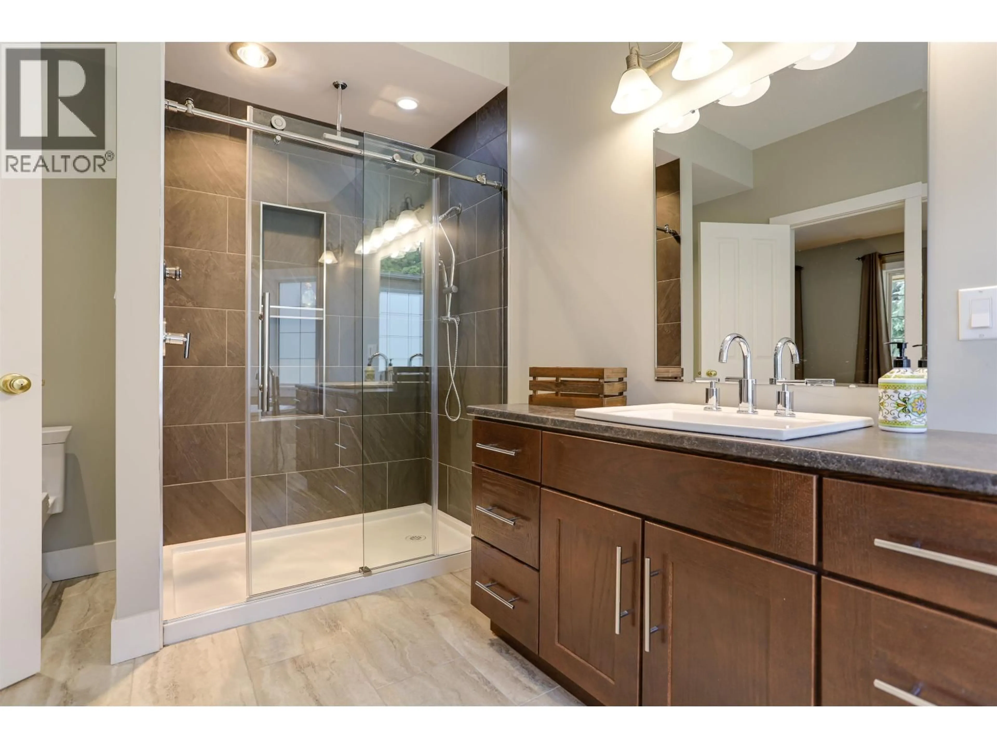 Contemporary bathroom, ceramic/tile floor for 499 QUATSINO BOULEVARD, Kitimat British Columbia V8C0A1