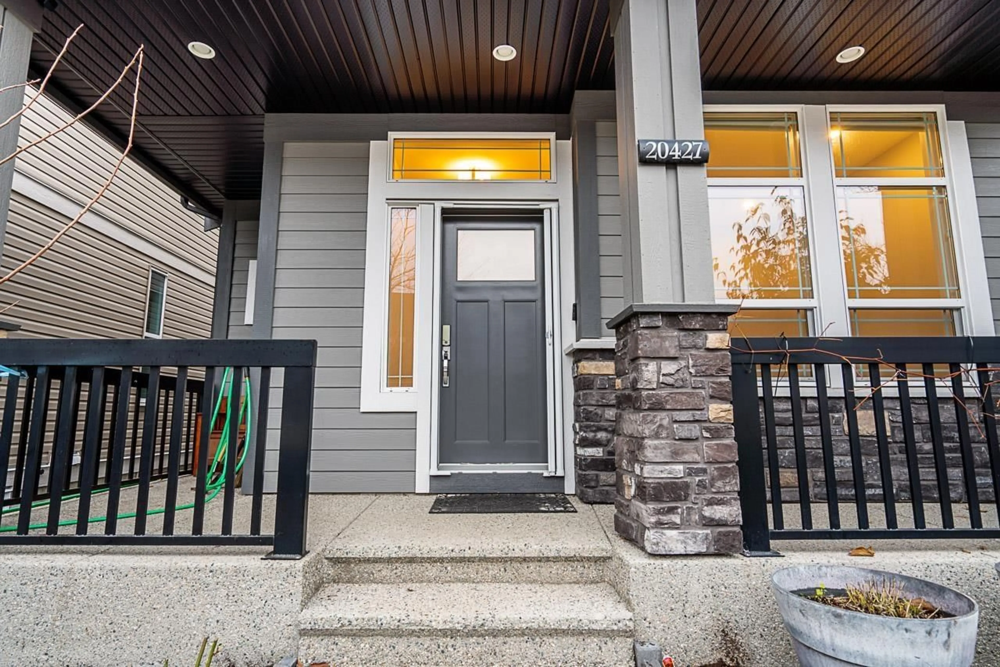 Indoor entryway for 20427 83B AVENUE, Langley British Columbia V2Y0R6
