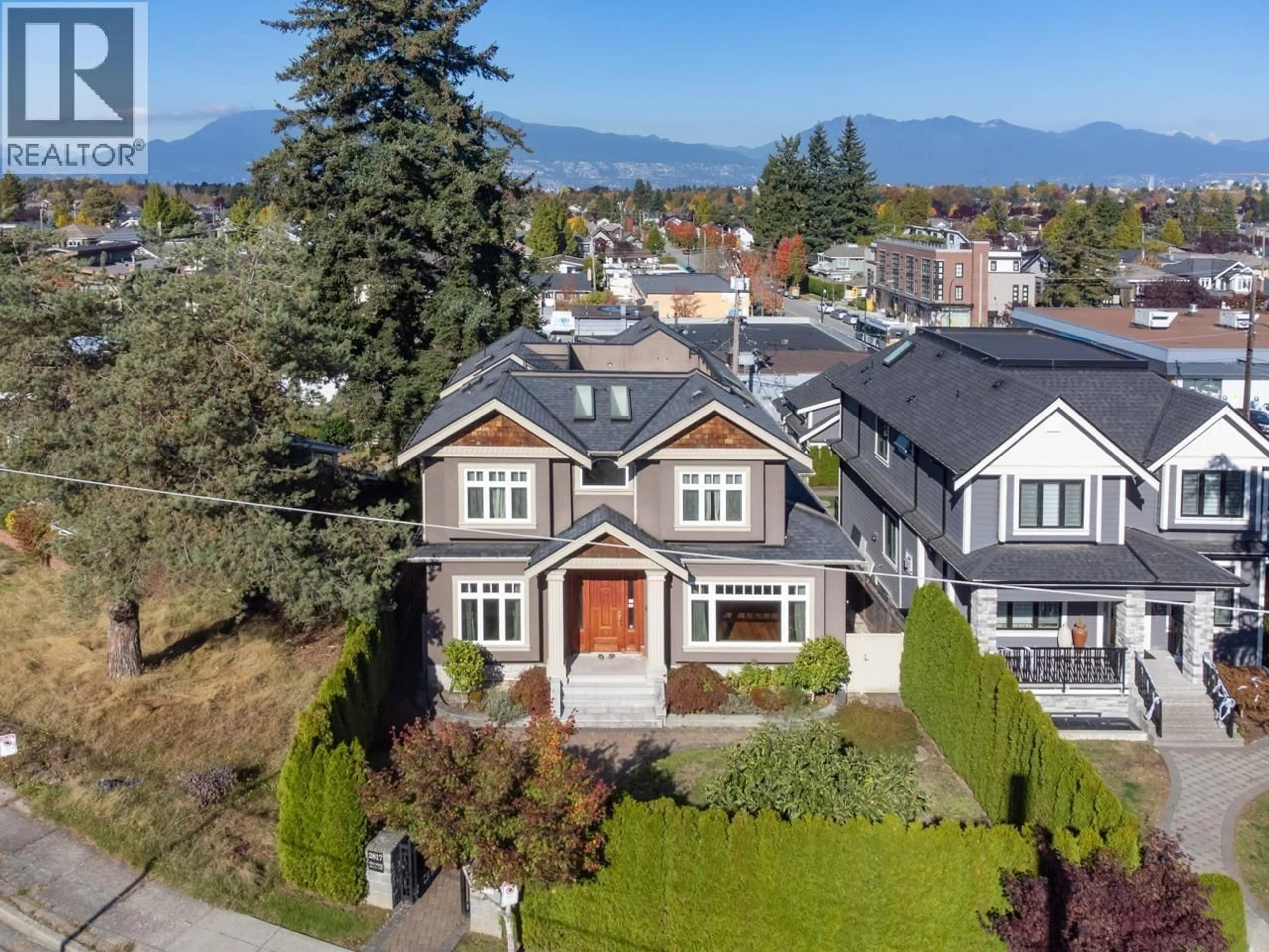A pic from outside/outdoor area/front of a property/back of a property/a pic from drone, mountain view for 2817 OLIVER CRESCENT, Vancouver British Columbia V6L1T1