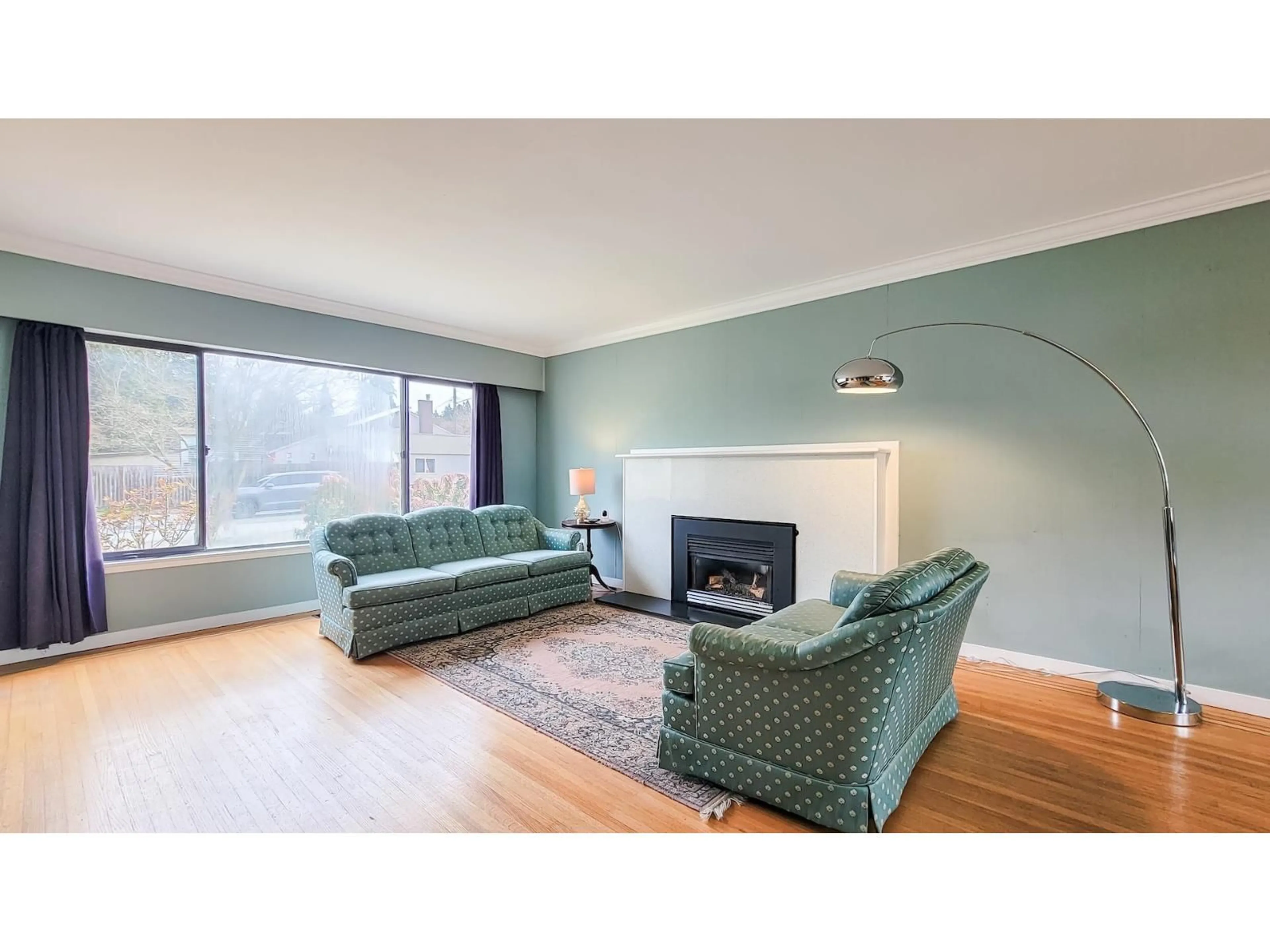 Living room with furniture, wood/laminate floor for 9865 128A STREET, Surrey British Columbia V3T3E2