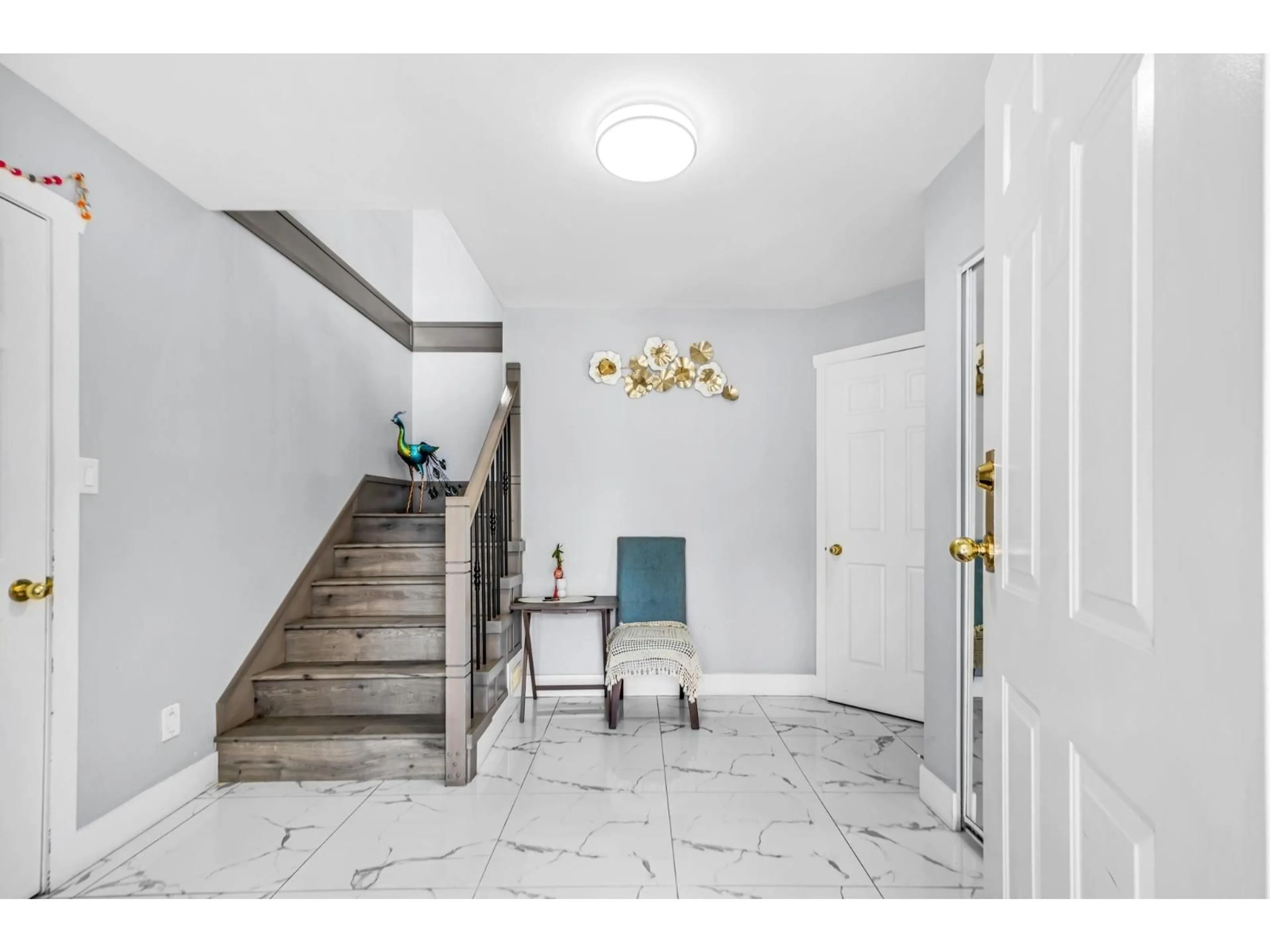 Indoor entryway for 2 - 3770 CLEARBROOK ROAD, Abbotsford British Columbia V2T6N3