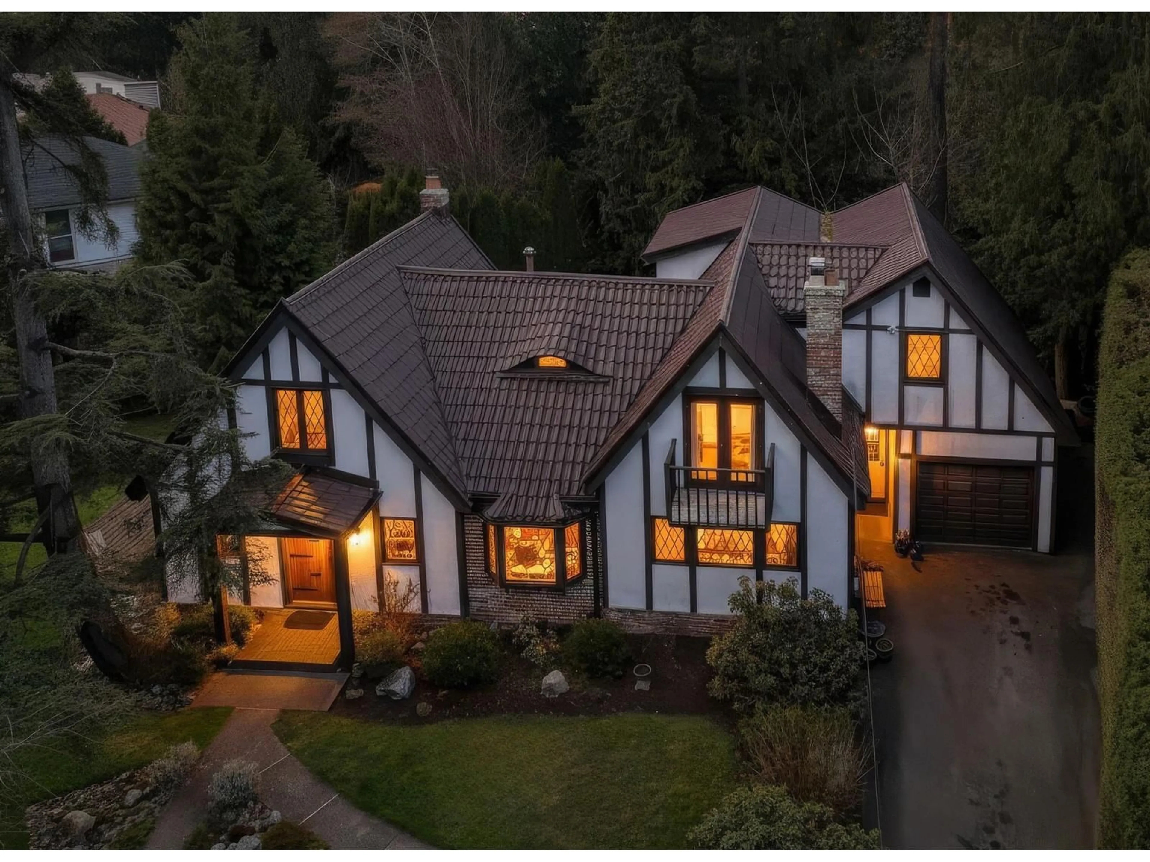 A pic from outside/outdoor area/front of a property/back of a property/a pic from drone, street for 7843 EDGE STREET, Mission British Columbia V2V3L7
