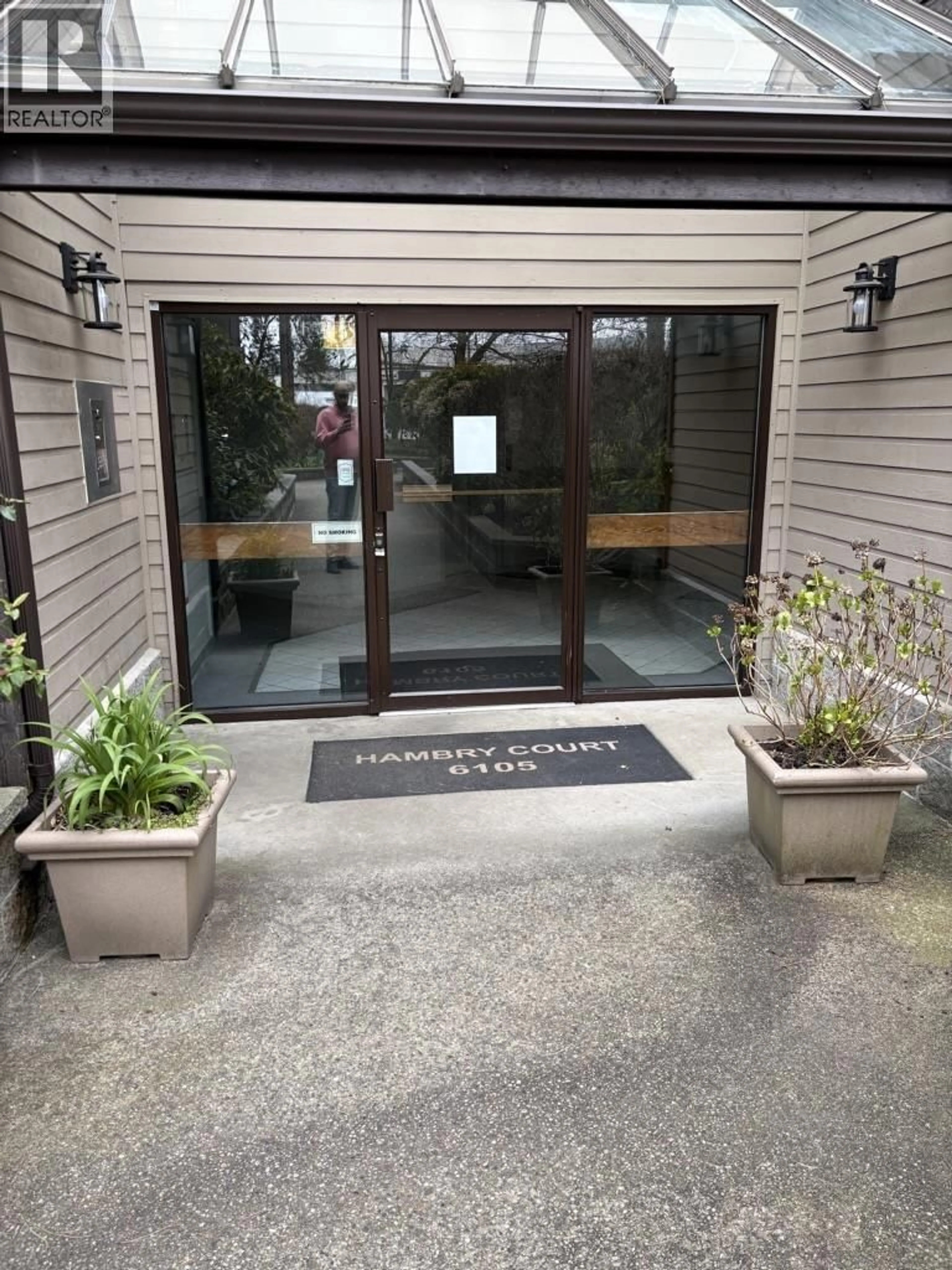 Indoor entryway for 208 - 6105 KINGSWAY, Burnaby British Columbia V5J5C7