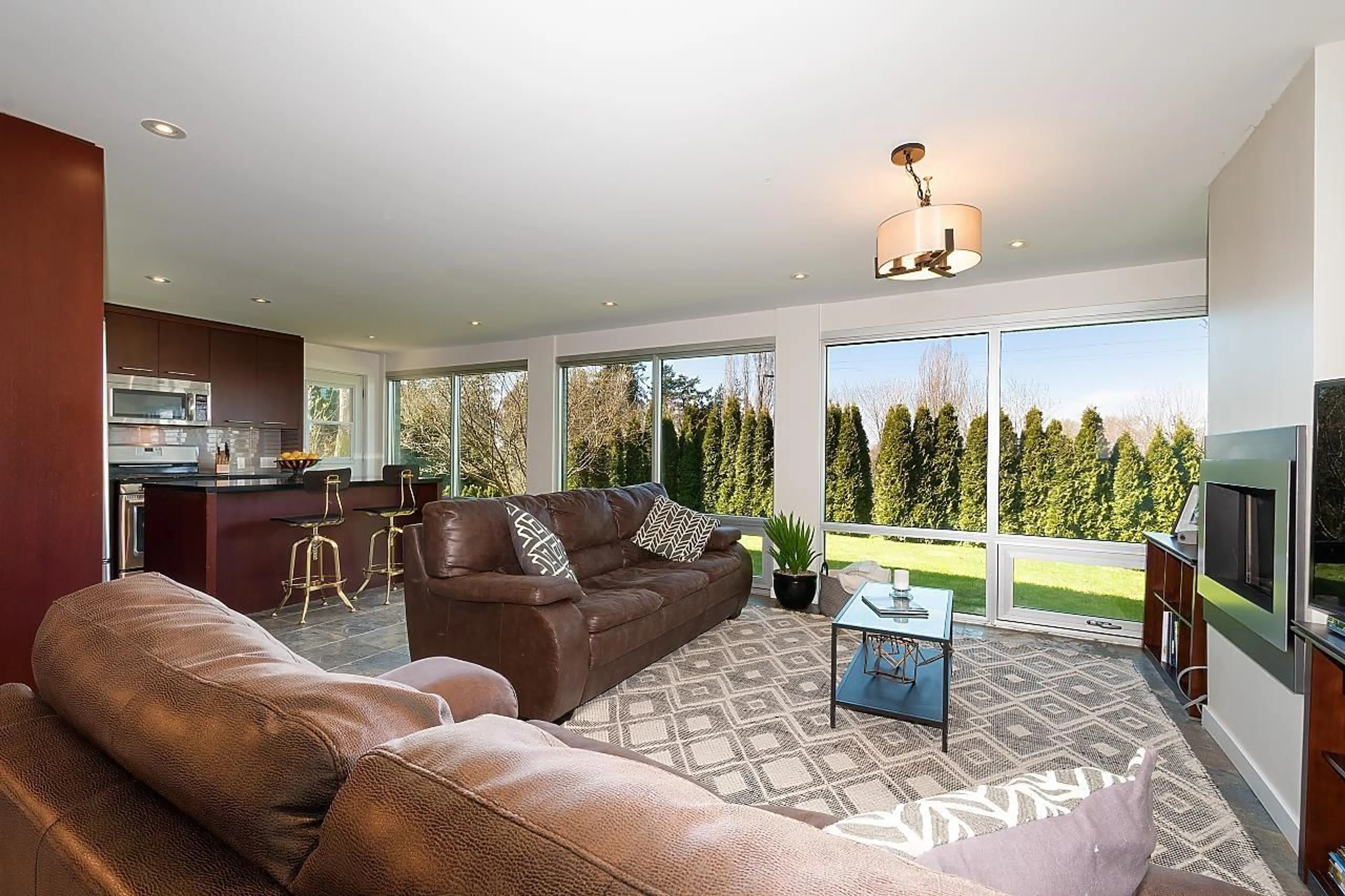 Living room with furniture, unknown for 2842 BAYVIEW STREET, Surrey British Columbia V4A2Z4