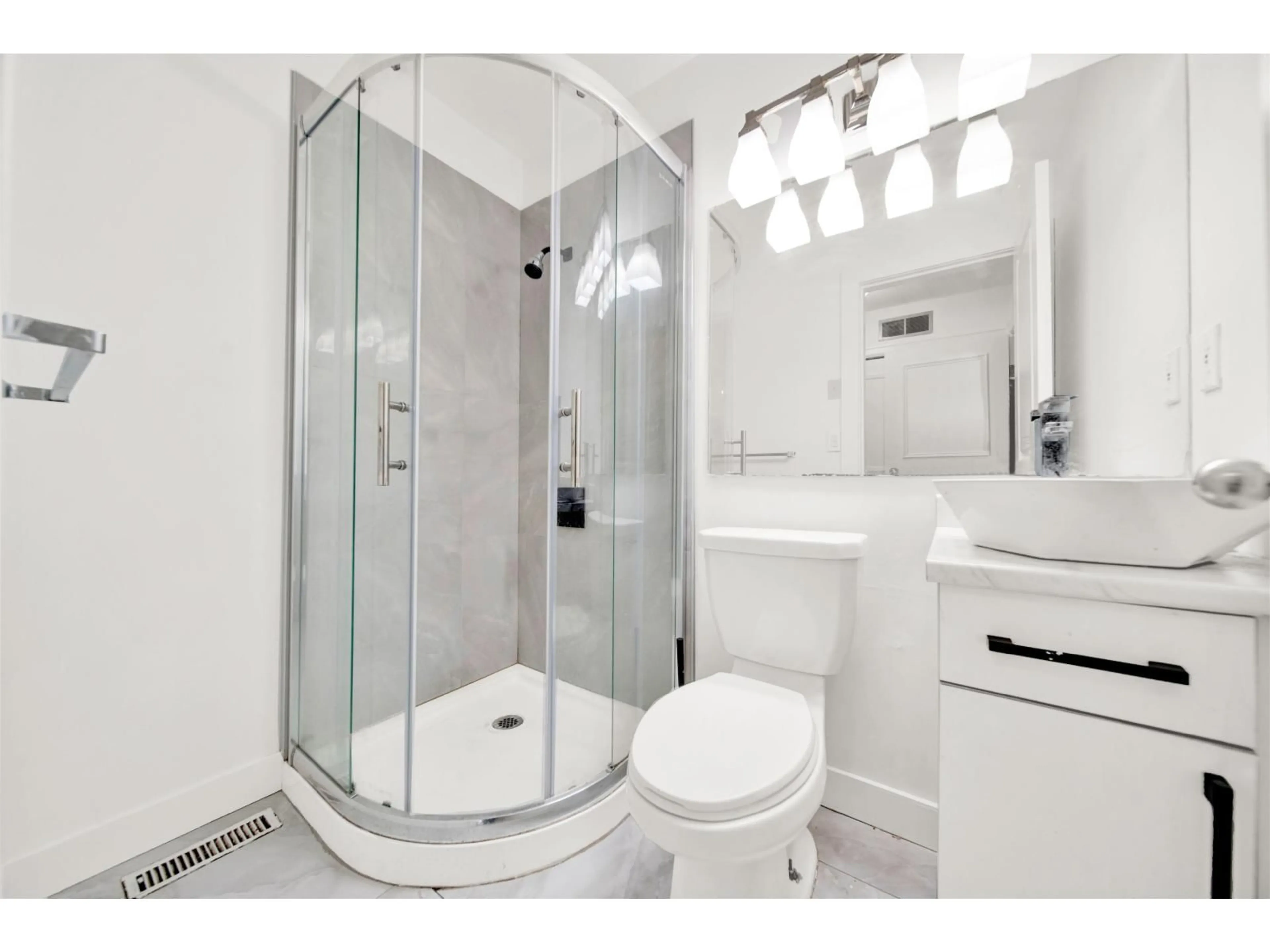 Standard bathroom, ceramic/tile floor for 15474 90 AVENUE, Surrey British Columbia V3R9J4