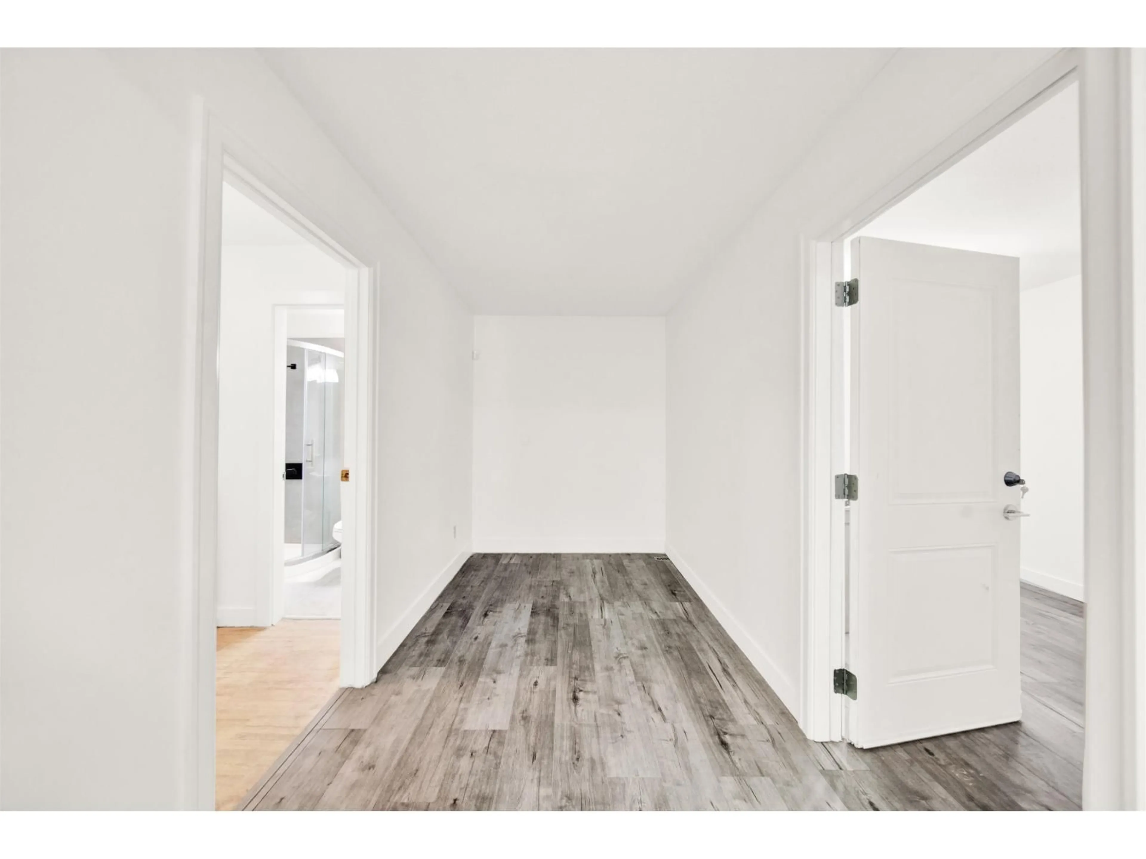 Indoor entryway for 15474 90 AVENUE, Surrey British Columbia V3R9J4