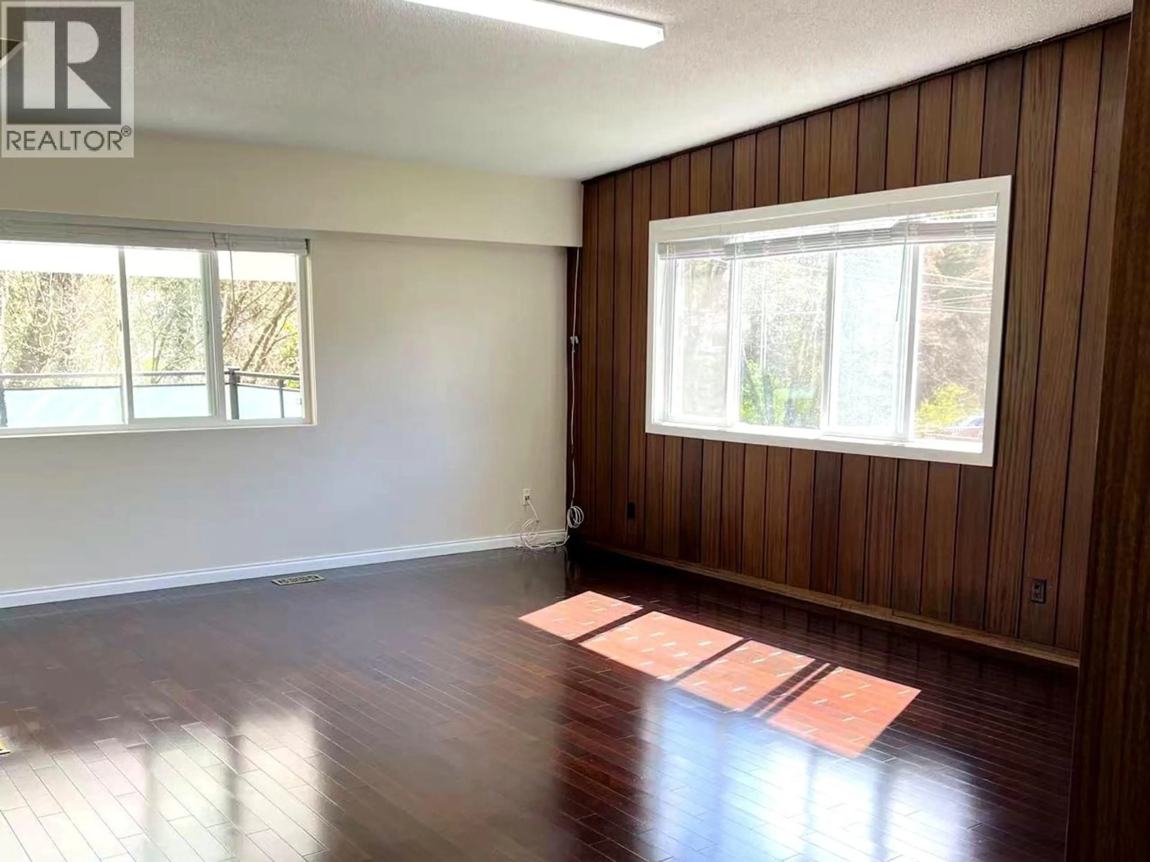 A pic of a room for 4383 PINEWOOD CRESCENT, Burnaby British Columbia V5G2J7