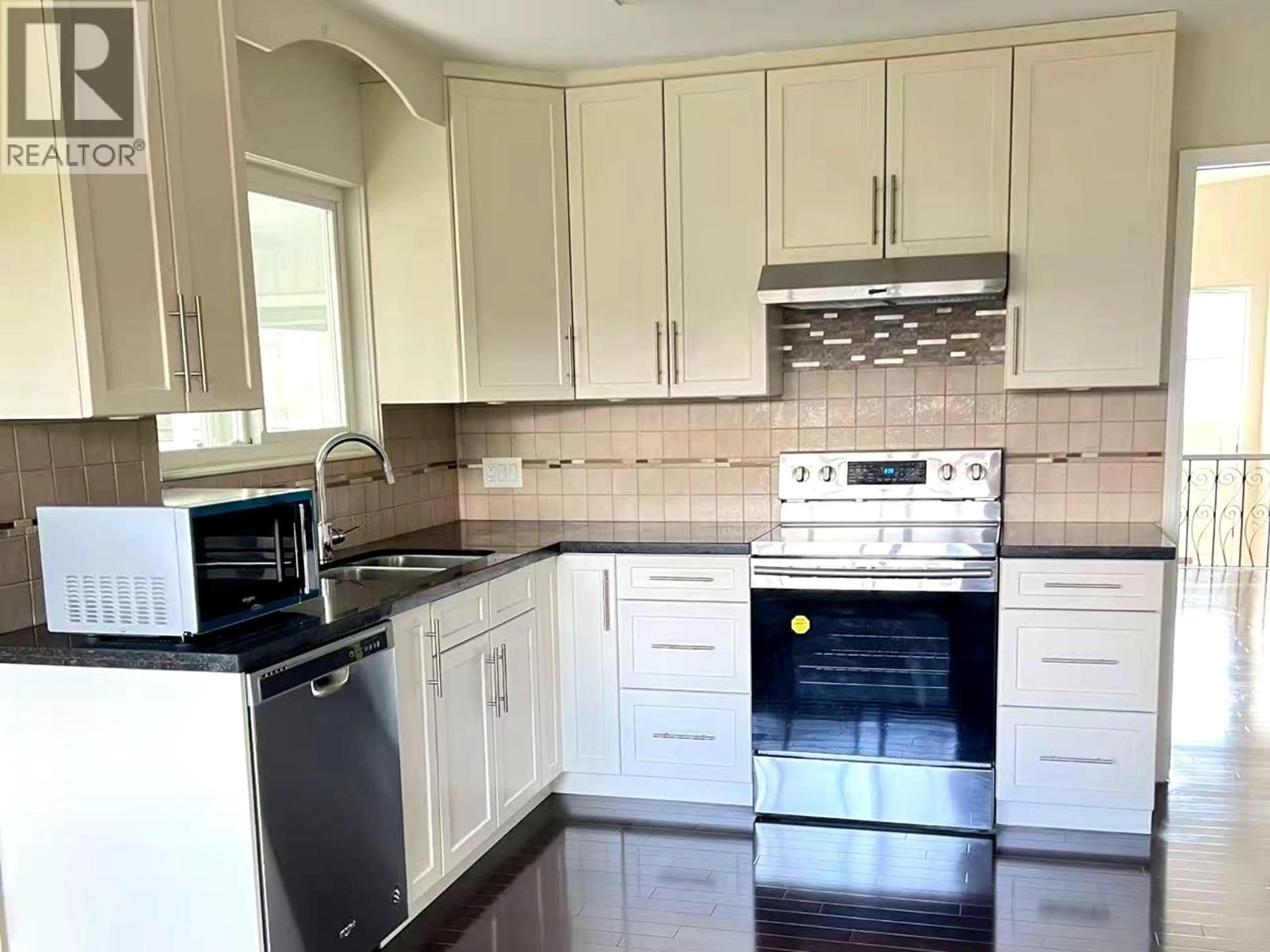 Standard kitchen, ceramic/tile floor for 4383 PINEWOOD CRESCENT, Burnaby British Columbia V5G2J7