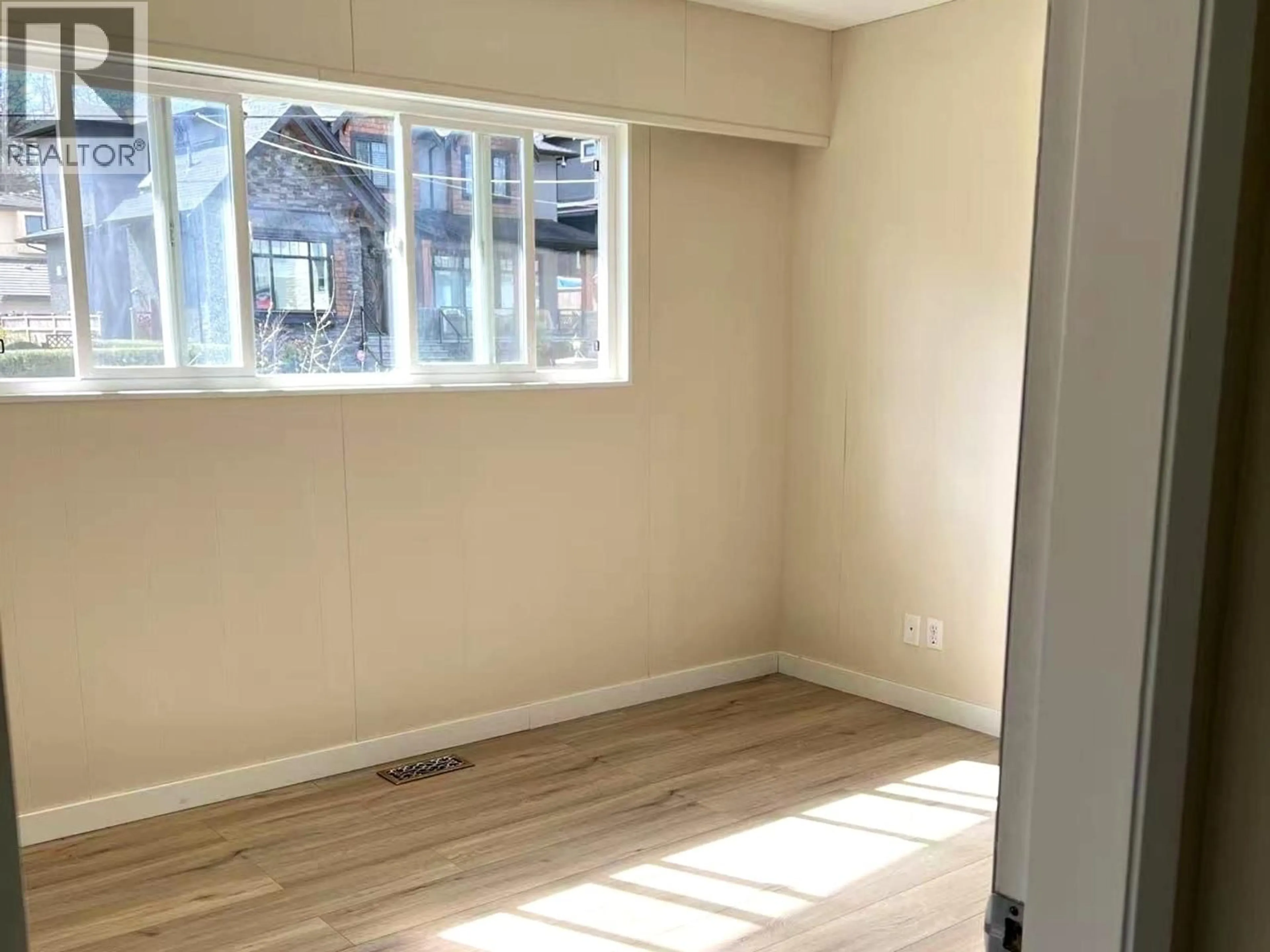 A pic of a room for 4383 PINEWOOD CRESCENT, Burnaby British Columbia V5G2J7