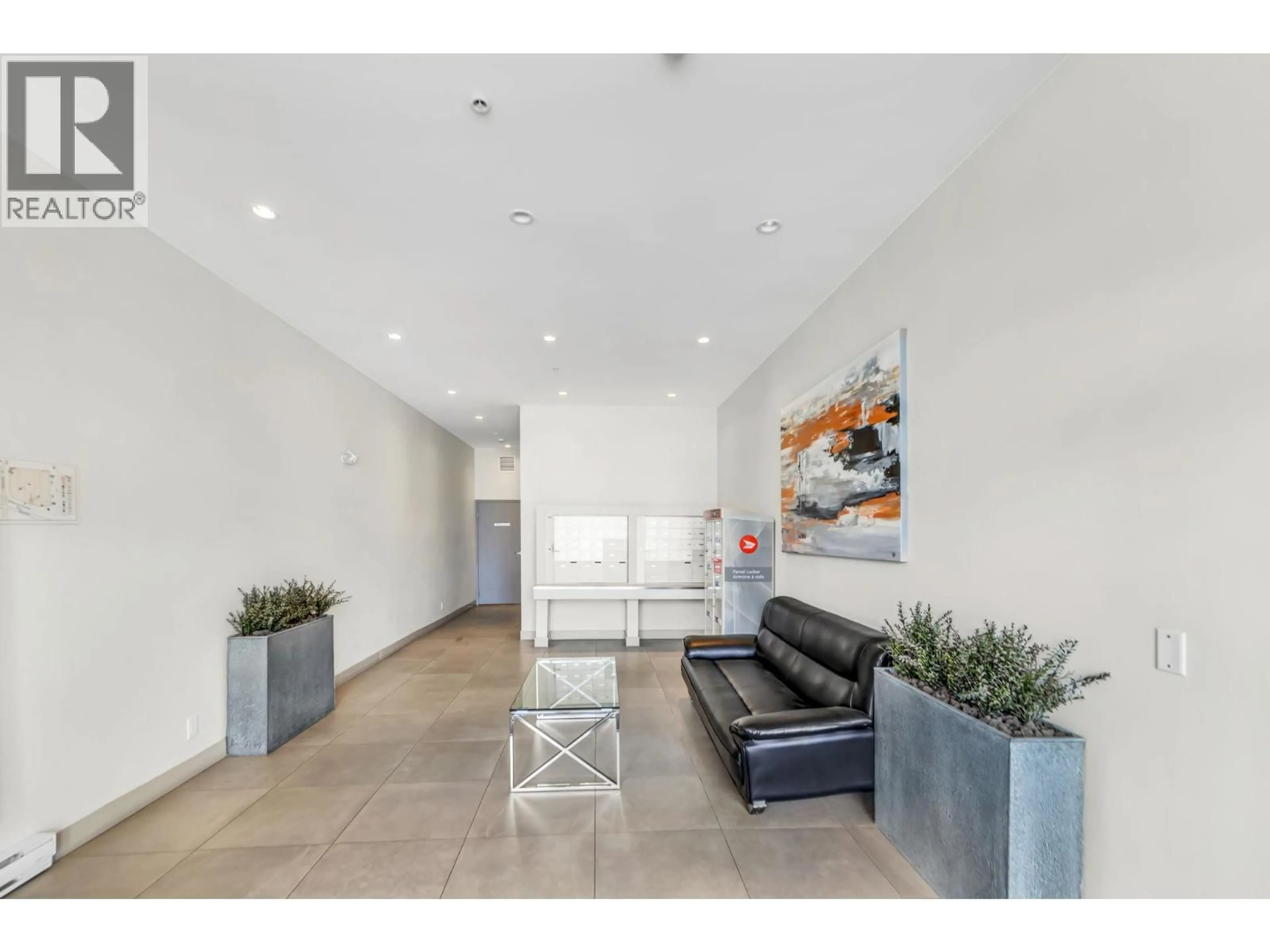 Indoor foyer for 311 - 6968 ROYAL OAK AVENUE, Burnaby British Columbia V5J4J2