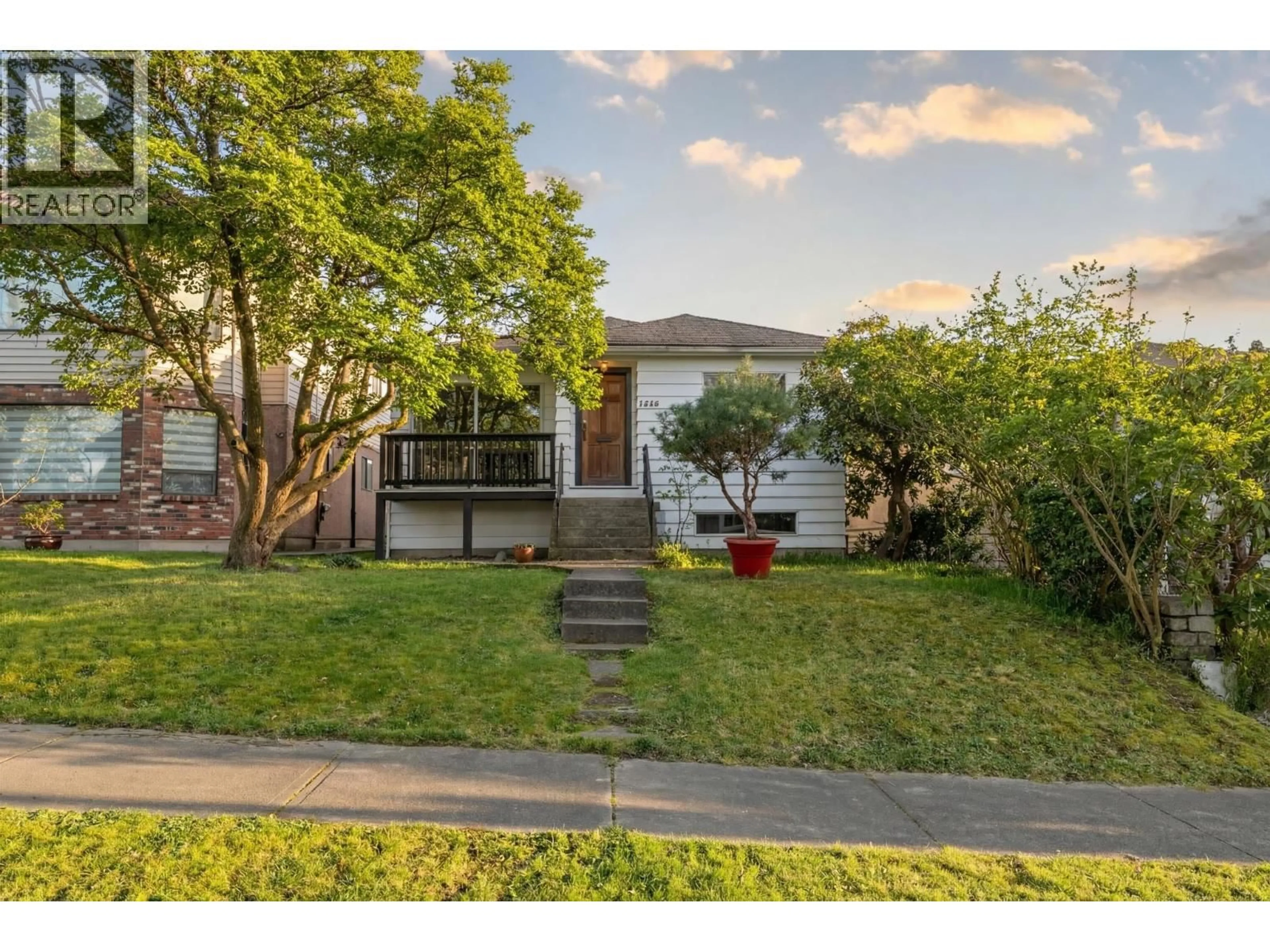 A pic from outside/outdoor area/front of a property/back of a property/a pic from drone, street for 2580 19TH AVENUE, Vancouver British Columbia V5M2S3