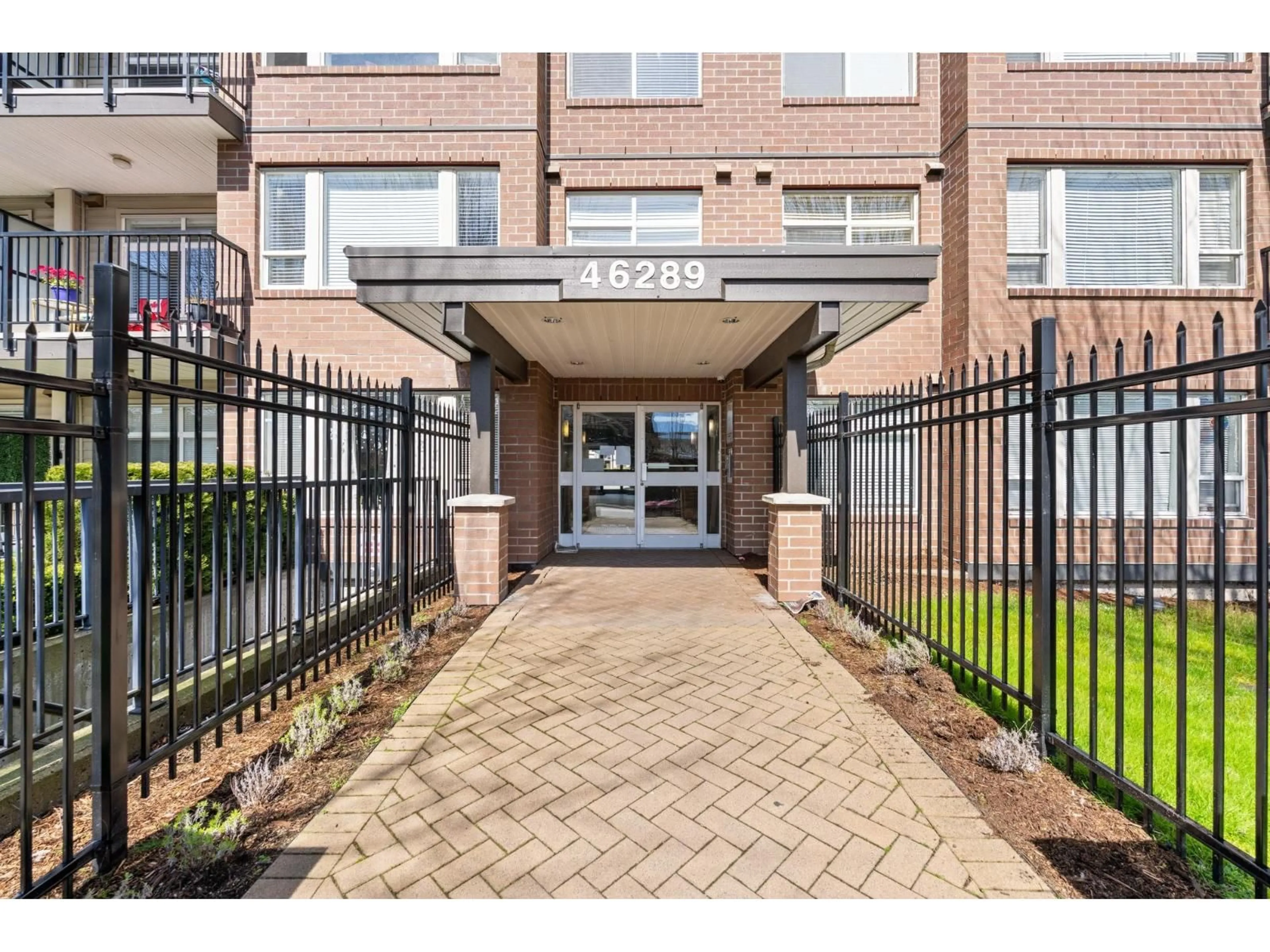 Indoor entryway for 312 - 46289 YALE ROAD, Chilliwack British Columbia V2P0B9