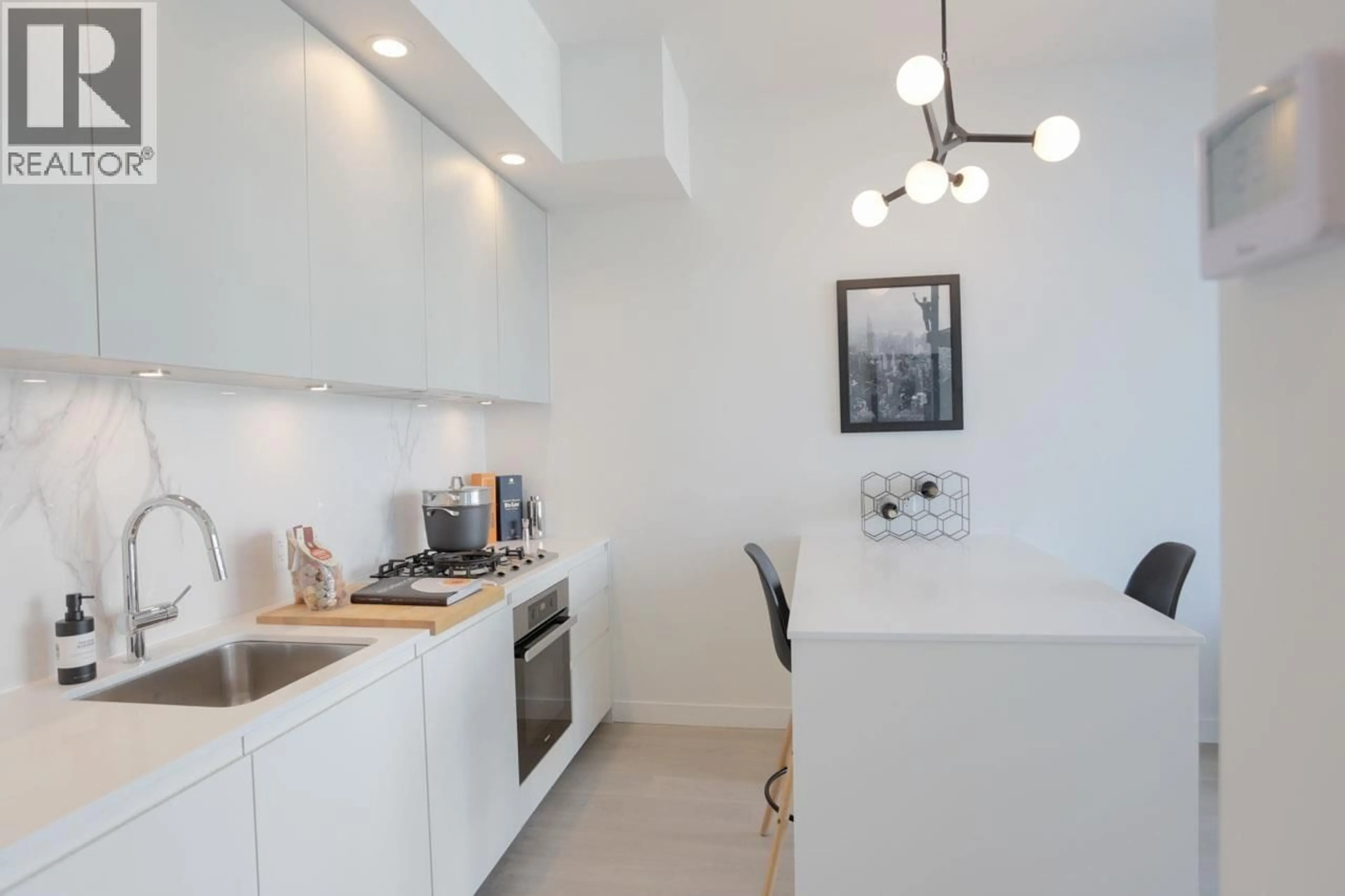 Standard kitchen, unknown for 4001 - 6537 TELFORD AVENUE, Burnaby British Columbia V5H0K9