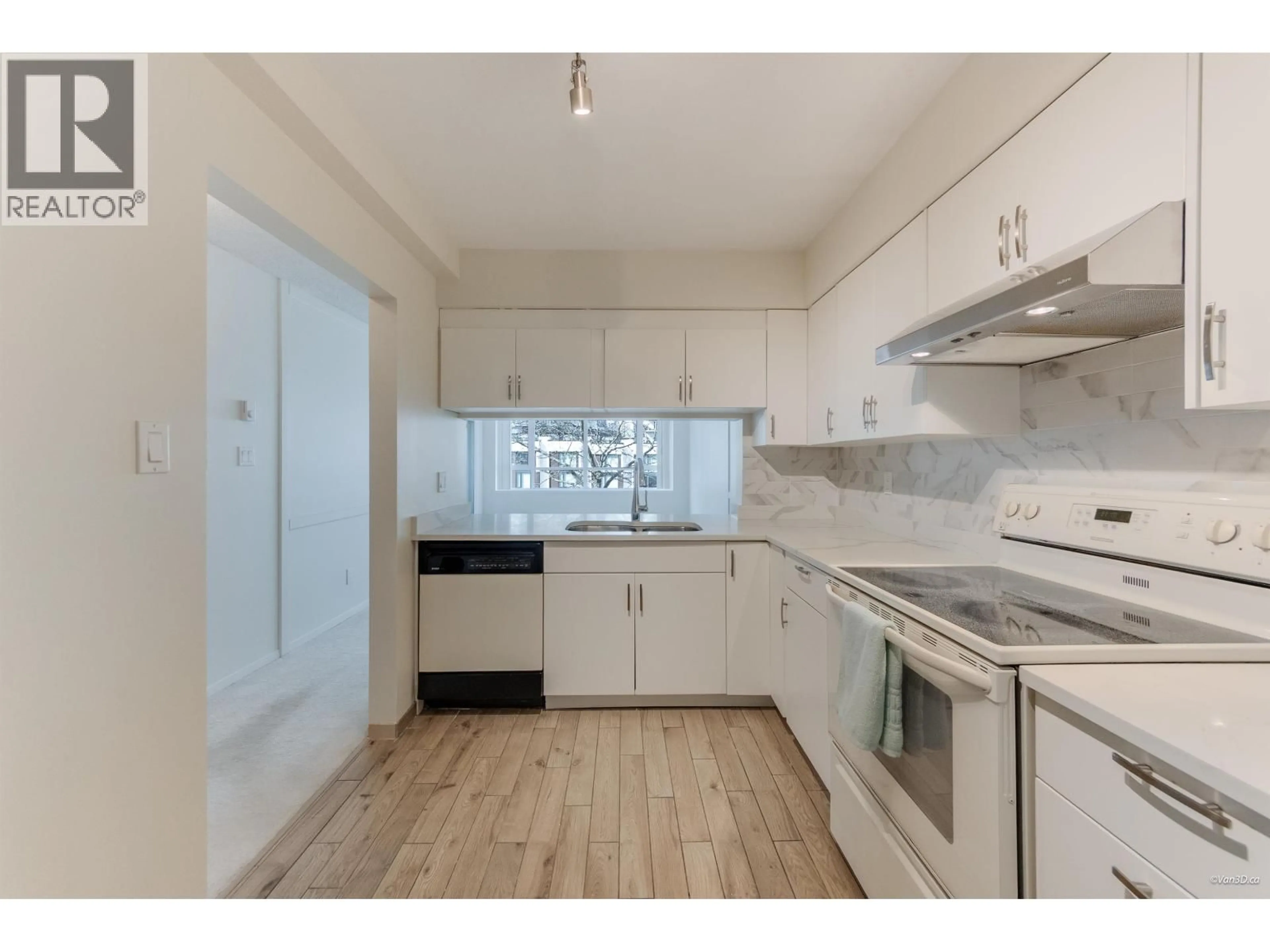 Standard kitchen, unknown for 305 - 6070 MCMURRAY AVENUE, Burnaby British Columbia V5H4J3