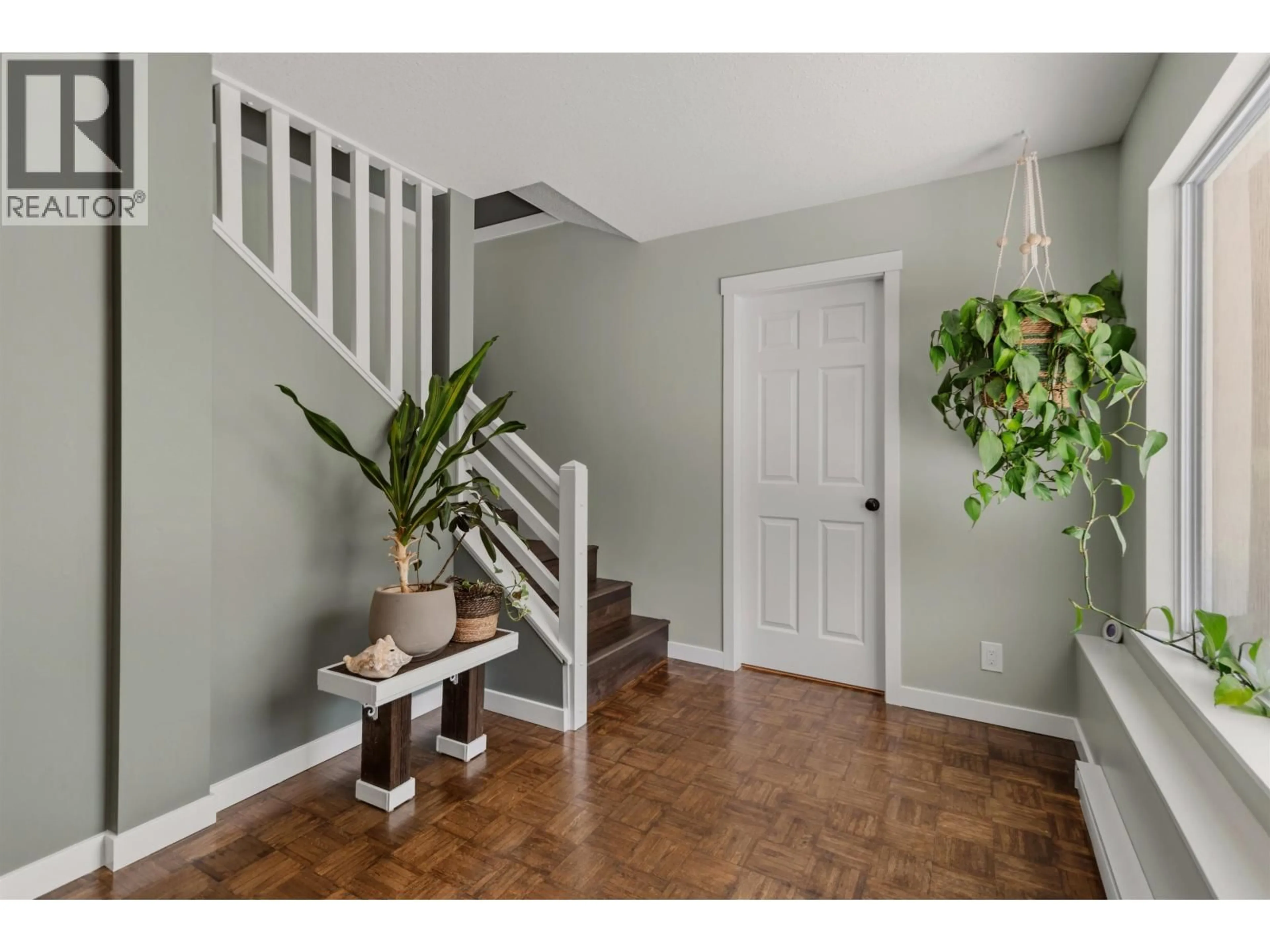 Indoor entryway for 5549 SANS SOUCI ROAD, Halfmoon Bay British Columbia V7Z1B6