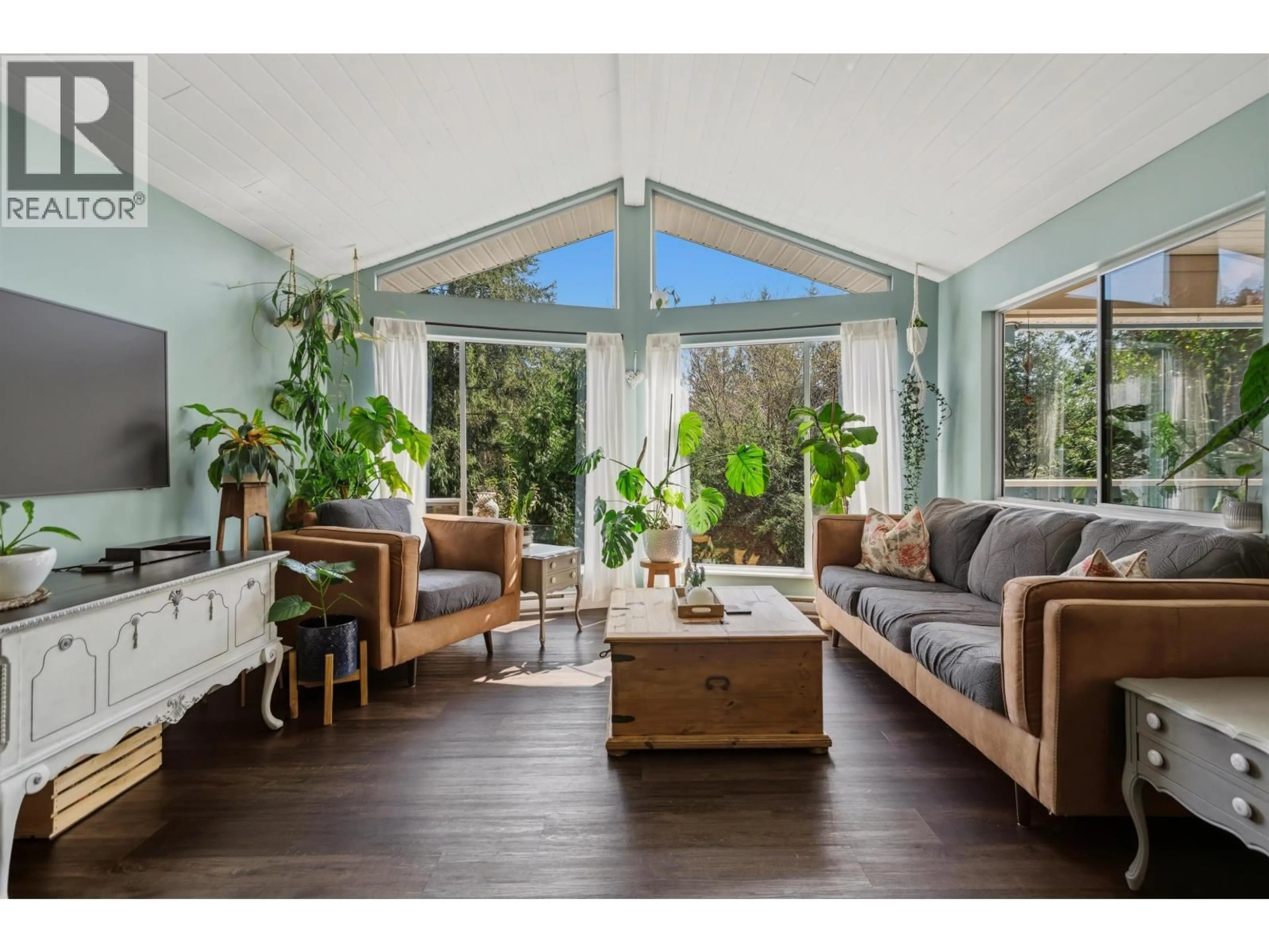 Living room with furniture, wood/laminate floor for 5549 SANS SOUCI ROAD, Halfmoon Bay British Columbia V7Z1B6