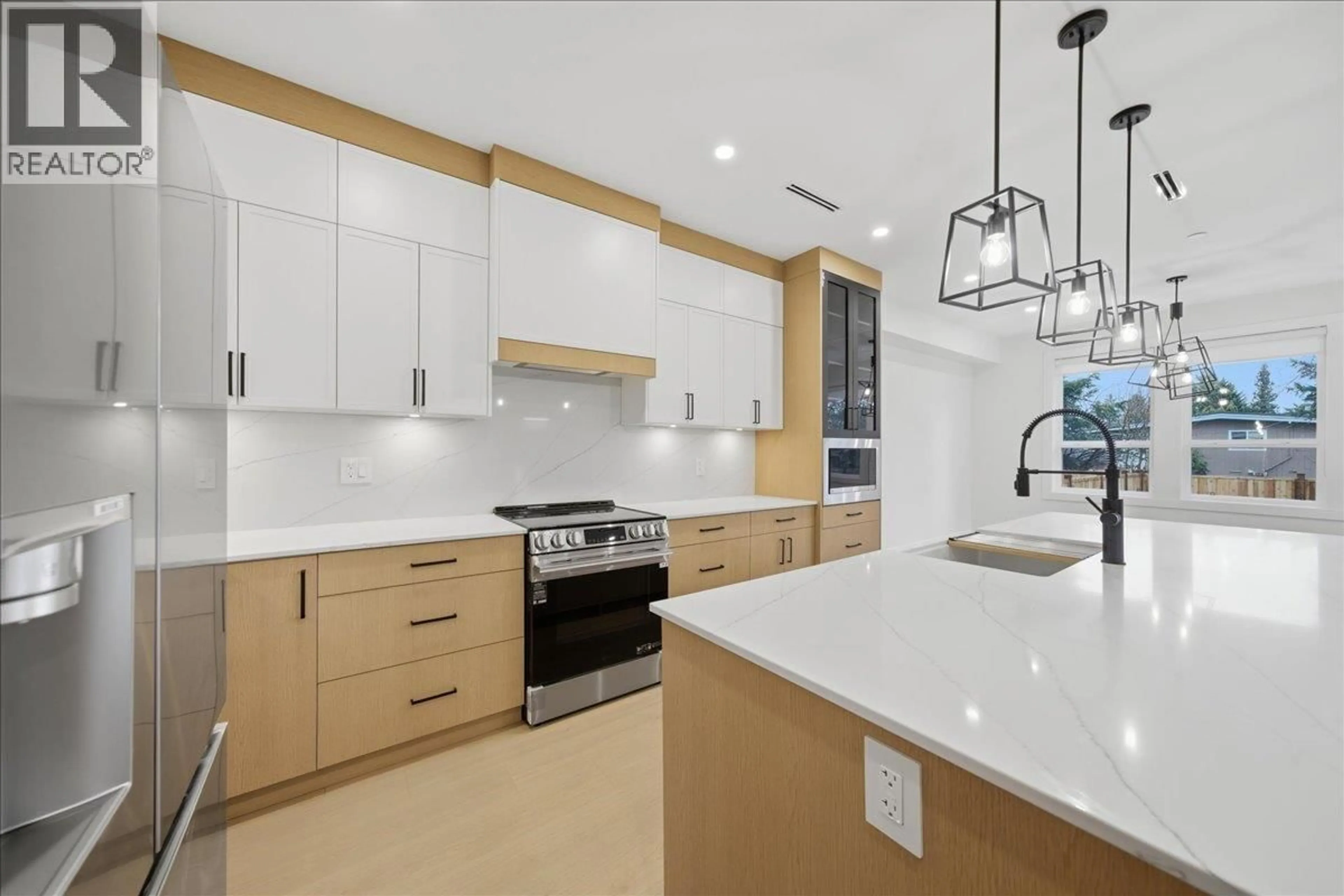 Open concept kitchen, ceramic/tile floor for 2 - 10250 YORK STREET, Maple Ridge British Columbia V2X5R9