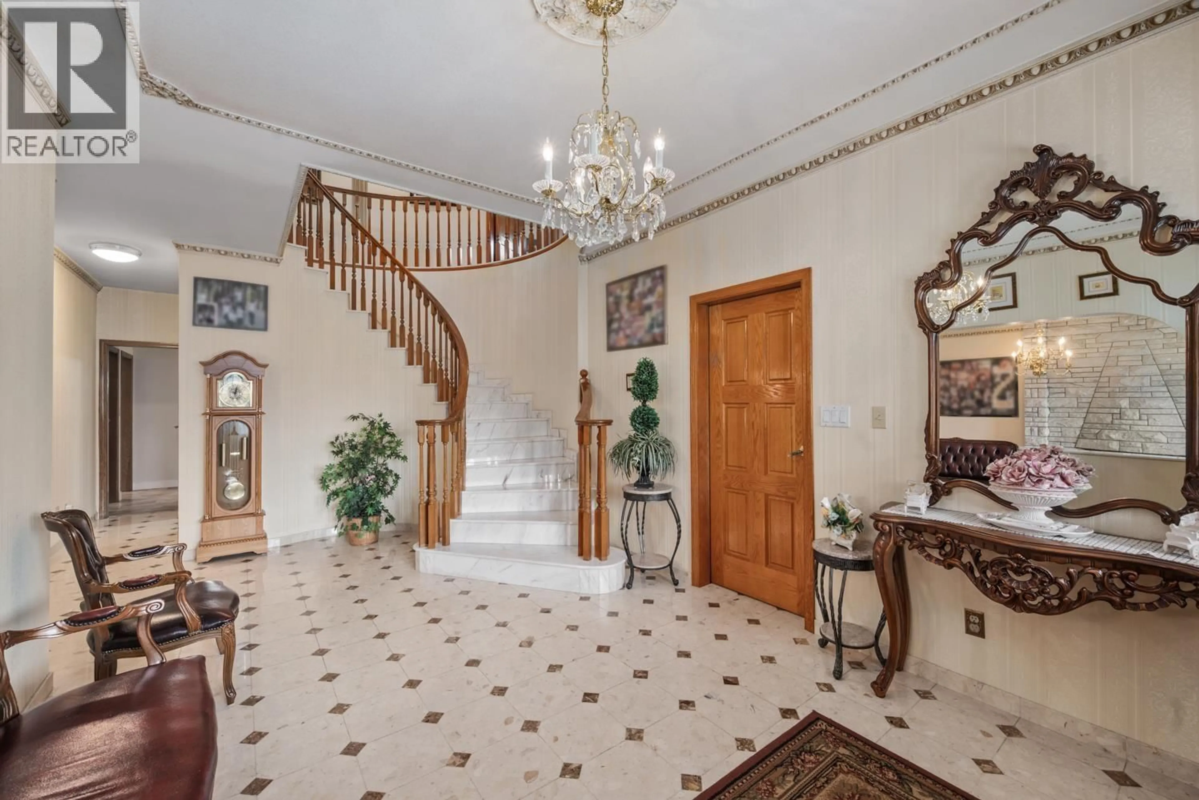 Indoor foyer for 7113 UNION STREET, Burnaby British Columbia V5A1H8