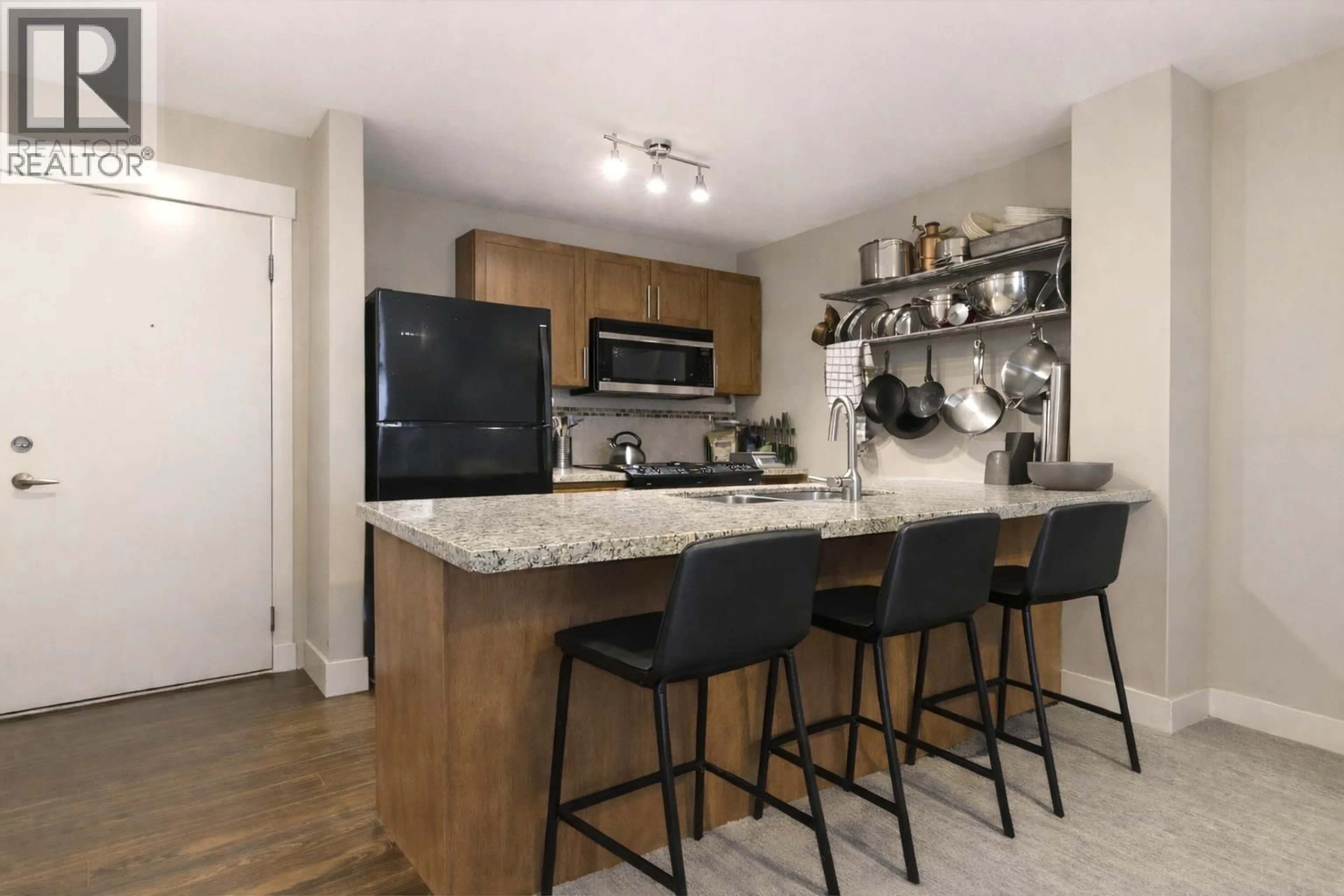 Open concept kitchen, unknown for 402 - 1211 VILLAGE GREEN WAY, Squamish British Columbia V8B0R7
