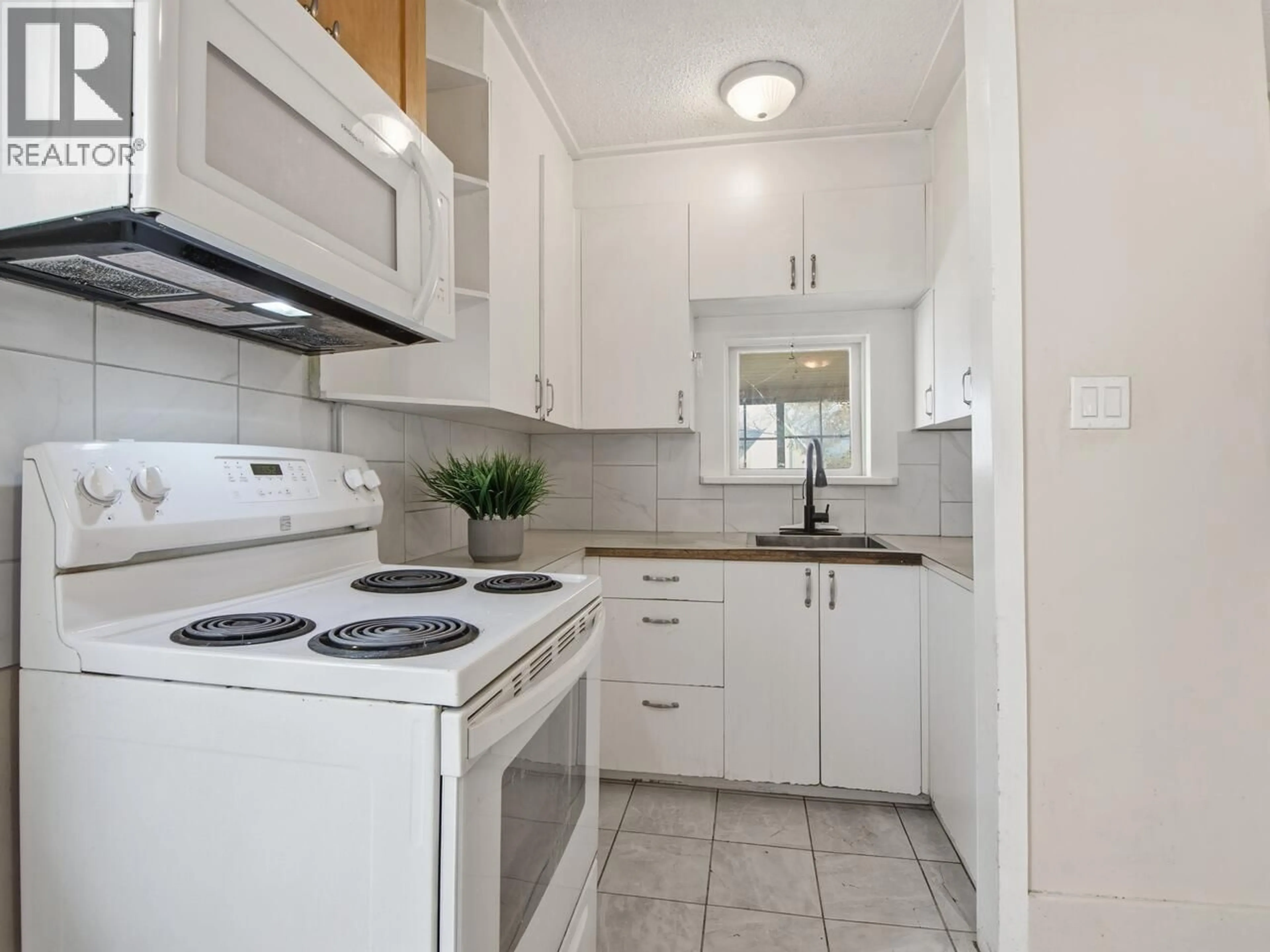 Standard kitchen, ceramic/tile floor for 2437 E 22ND AVENUE, Vancouver British Columbia V5M2X4