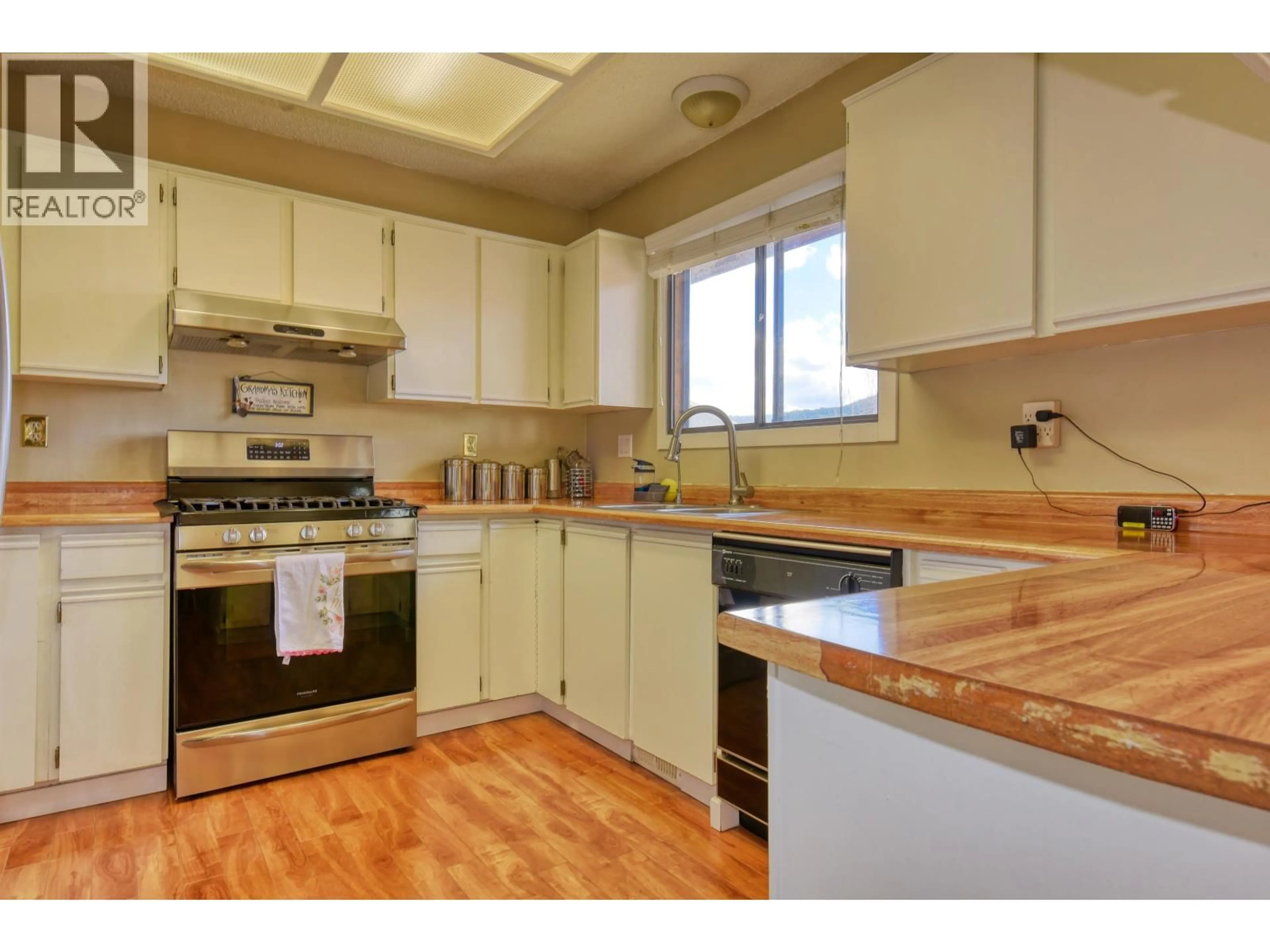 Standard kitchen, wood/laminate floor for 255 LITZENBURG CRESCENT, Williams Lake British Columbia V2G4G7