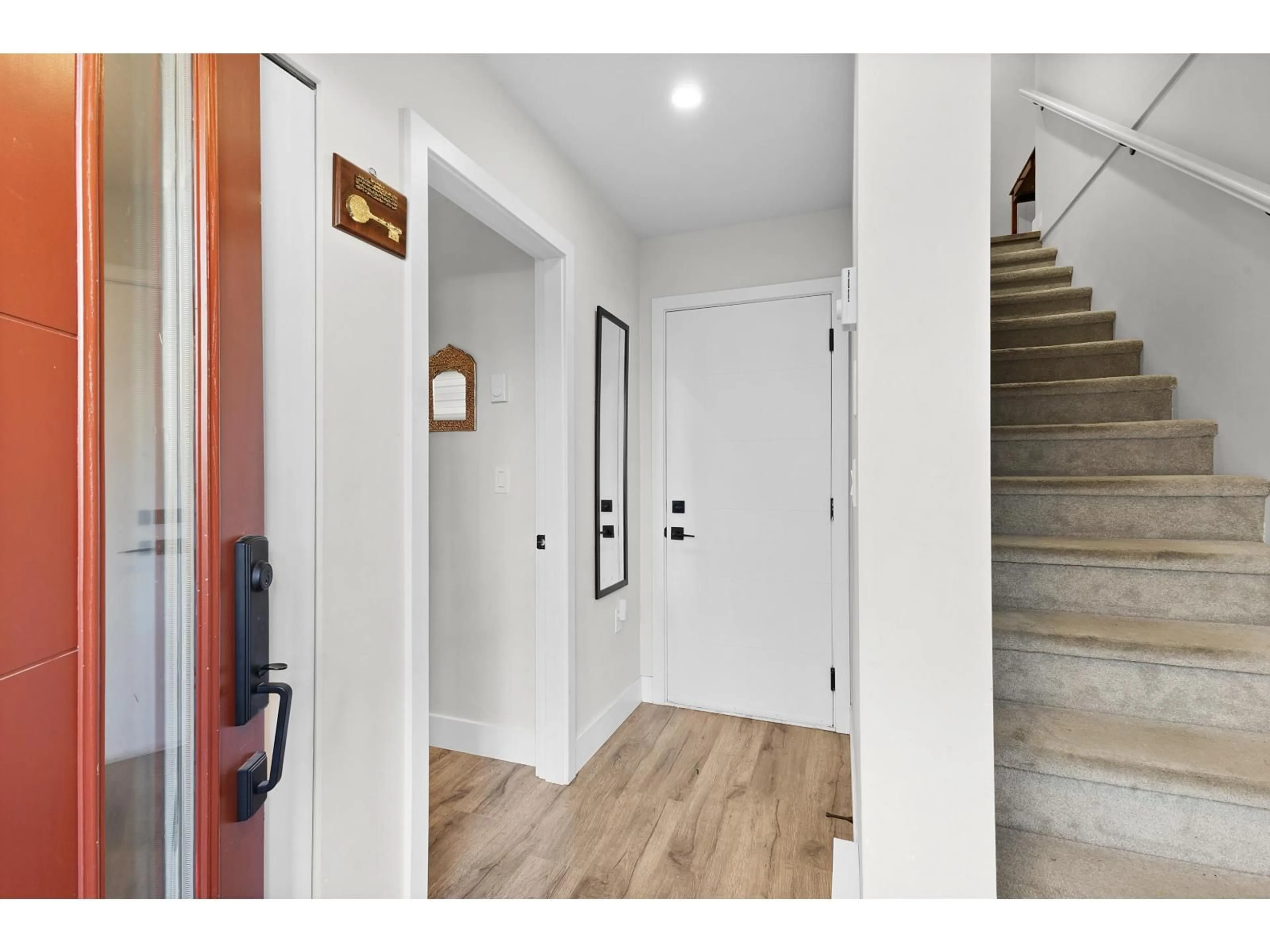 Indoor entryway for 13 - 2033 MCKENZIE ROAD, Abbotsford British Columbia V2S3Z6