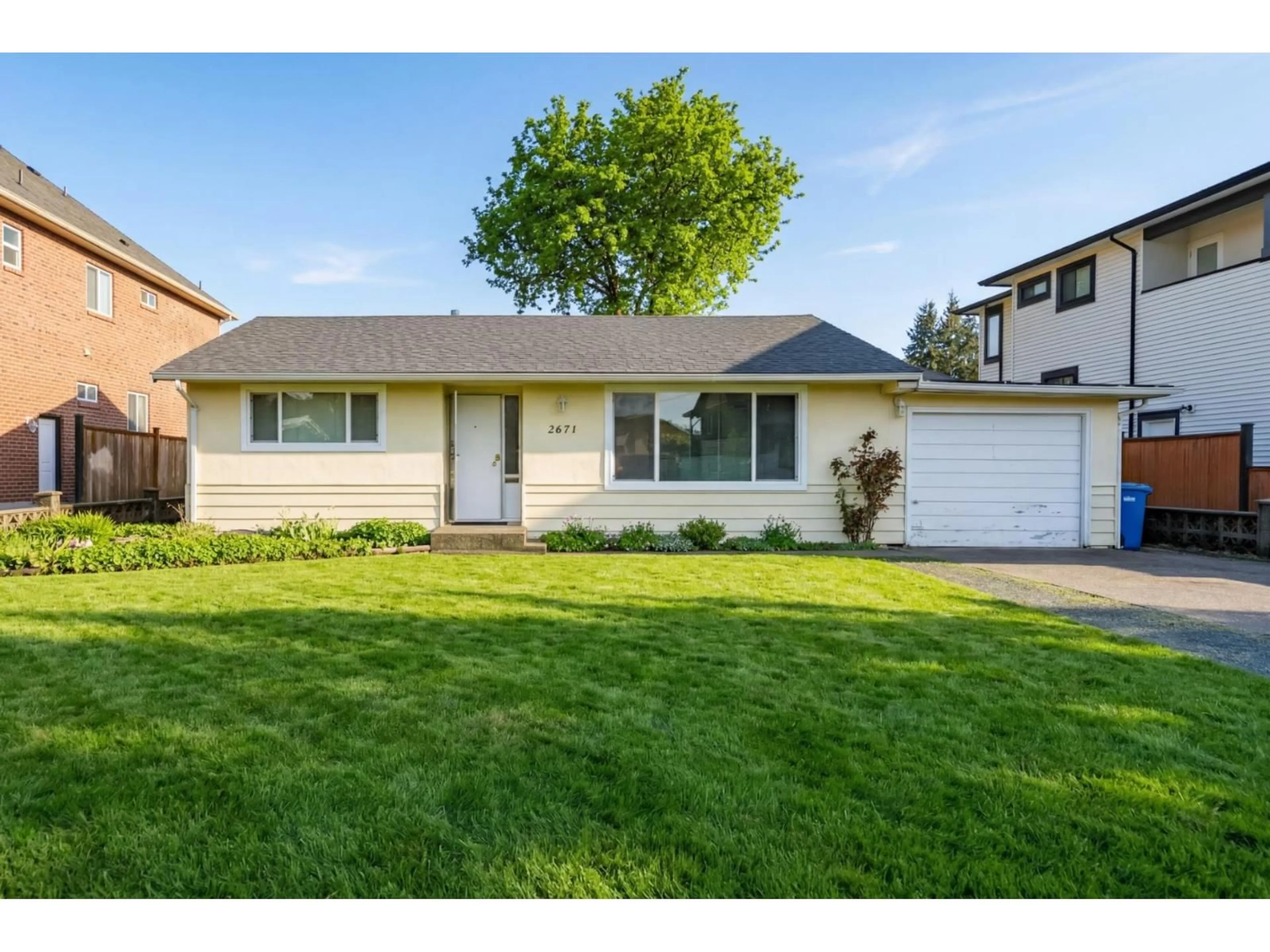 Home with vinyl exterior material, street for 2671 VICTORIA STREET, Abbotsford British Columbia V2T2T6