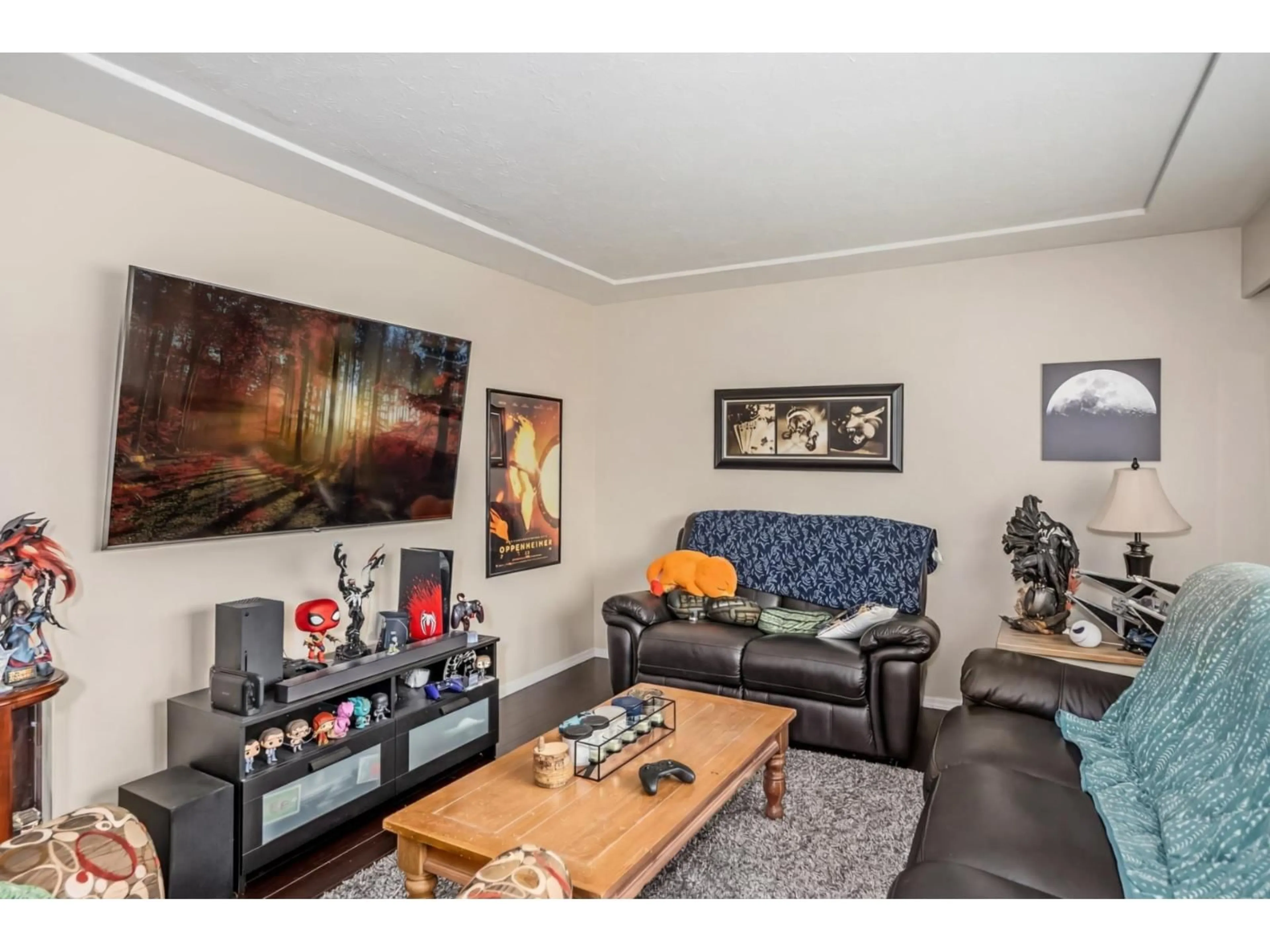 Living room with furniture, wood/laminate floor for 2671 VICTORIA STREET, Abbotsford British Columbia V2T2T6