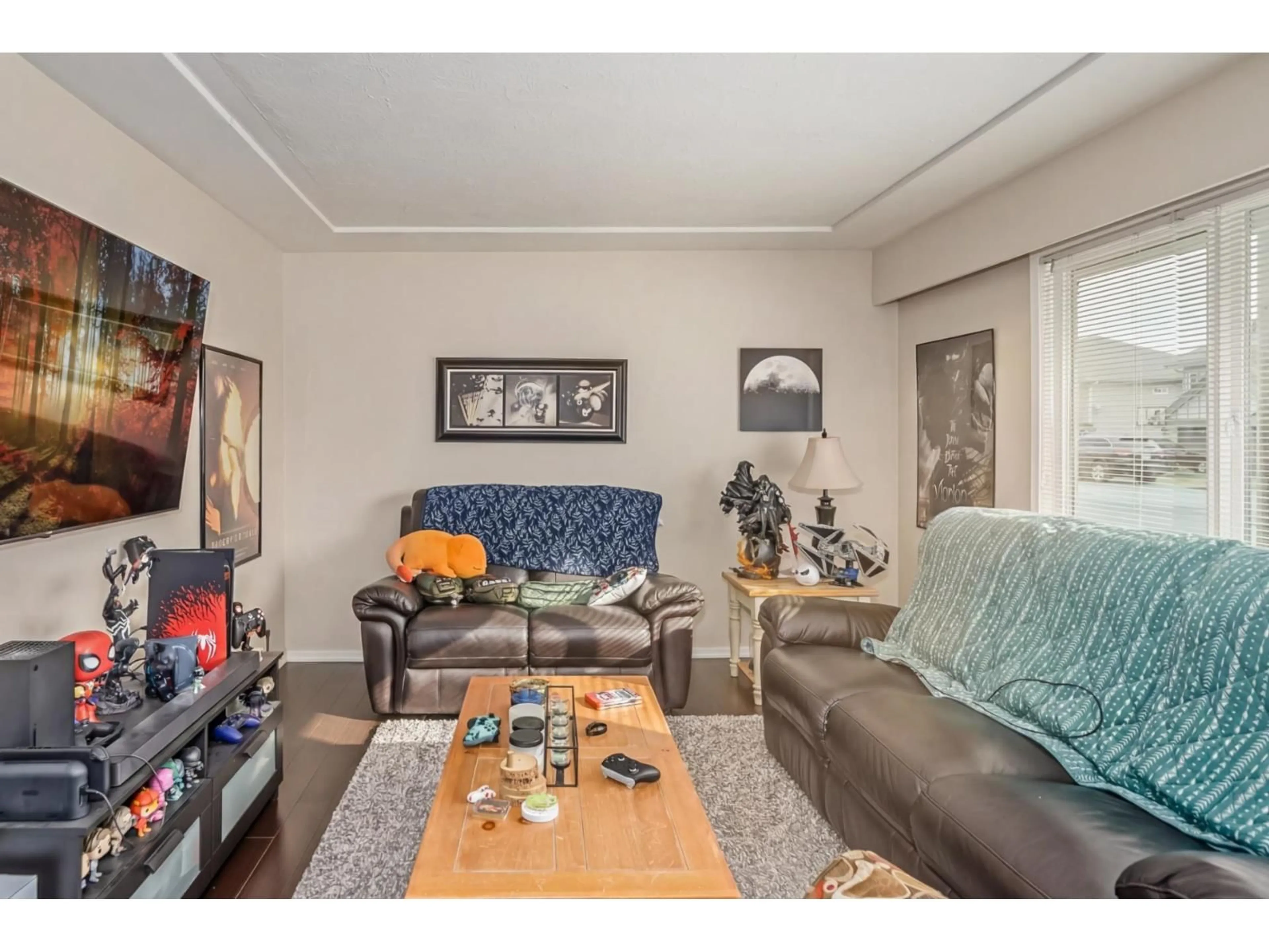 Living room with furniture, wood/laminate floor for 2671 VICTORIA STREET, Abbotsford British Columbia V2T2T6