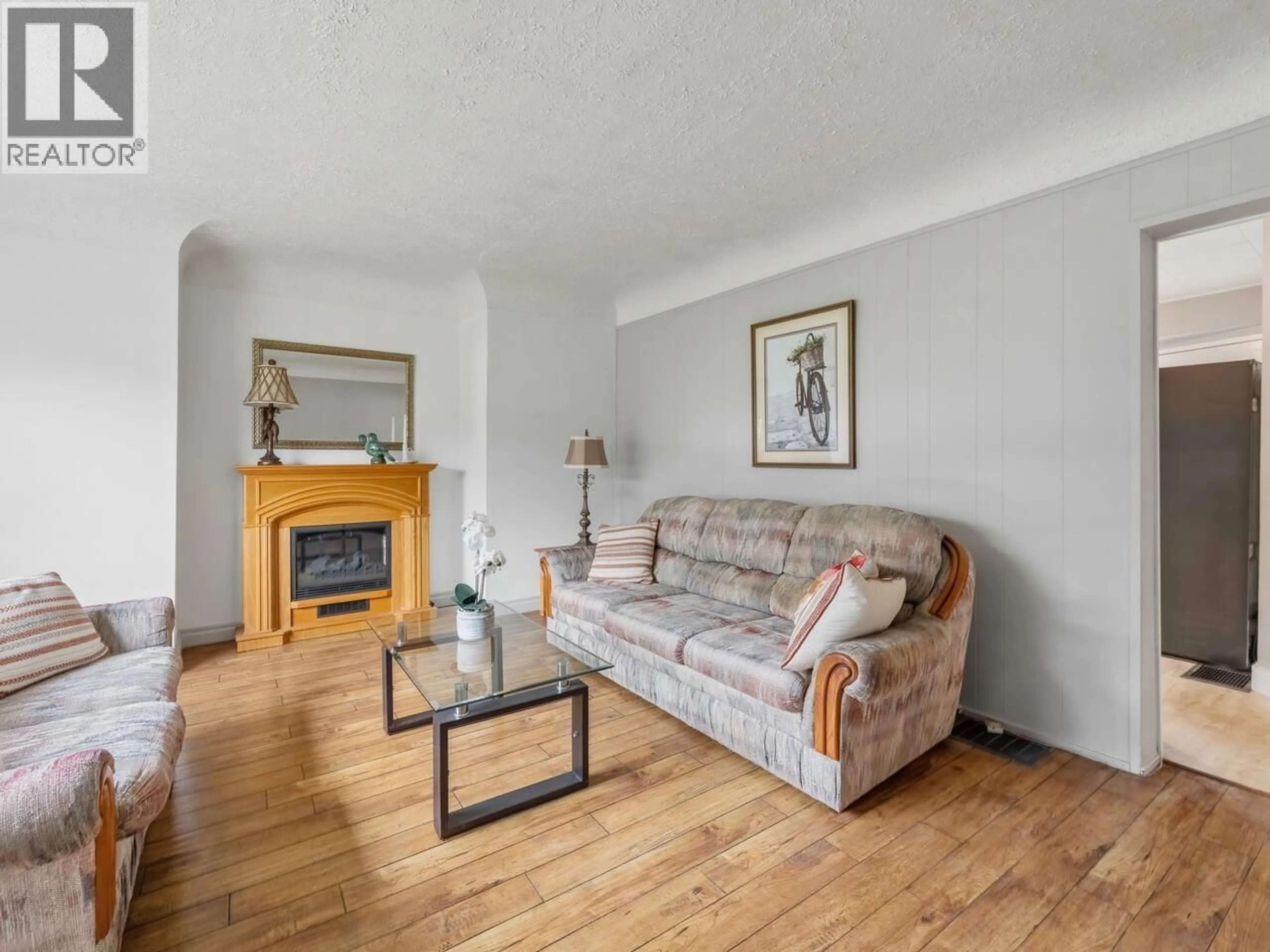 Living room with furniture, wood/laminate floor for 2206 EIGHTH AVENUE, New Westminster British Columbia V3M2V1
