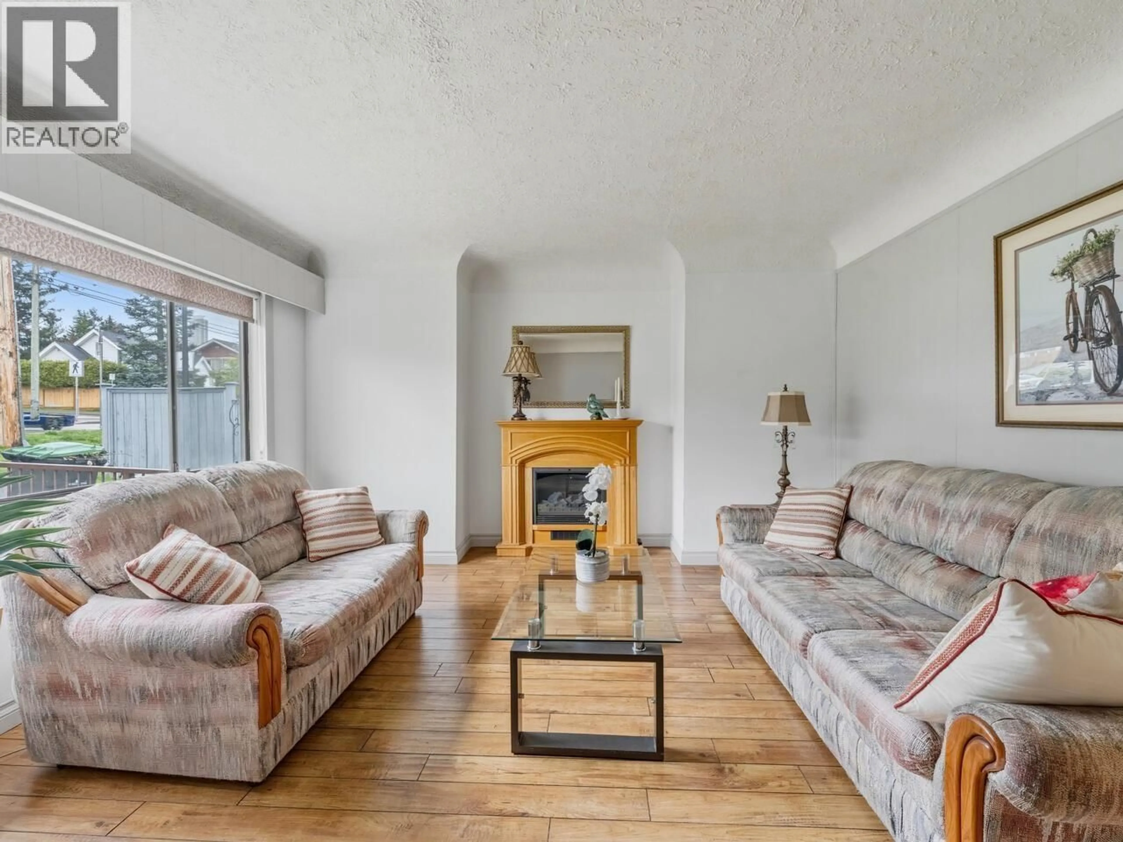 Living room with furniture, unknown for 2206 EIGHTH AVENUE, New Westminster British Columbia V3M2V1