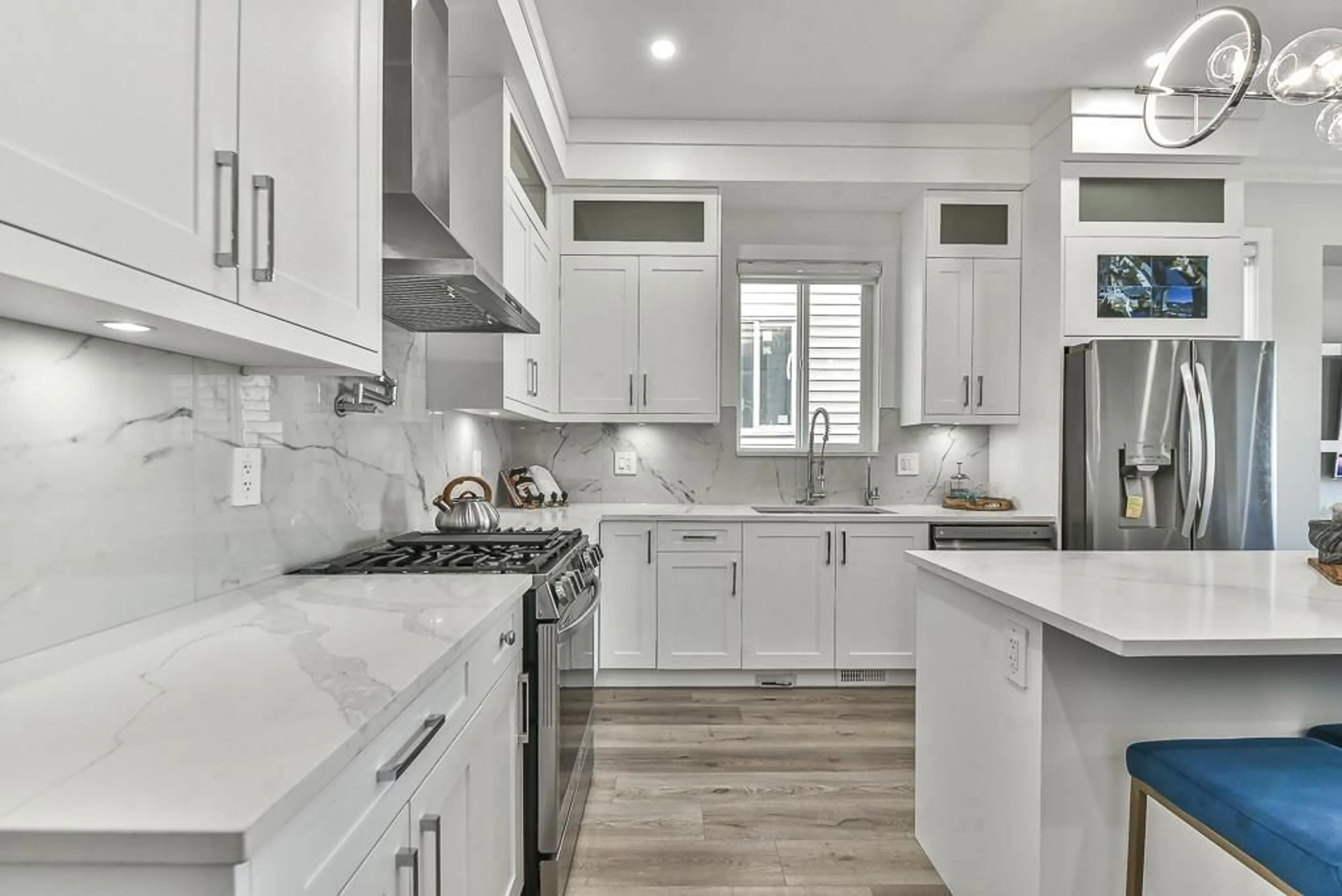 Contemporary kitchen, ceramic/tile floor for 19647 74 AVENUE, Langley British Columbia V2Y3R5