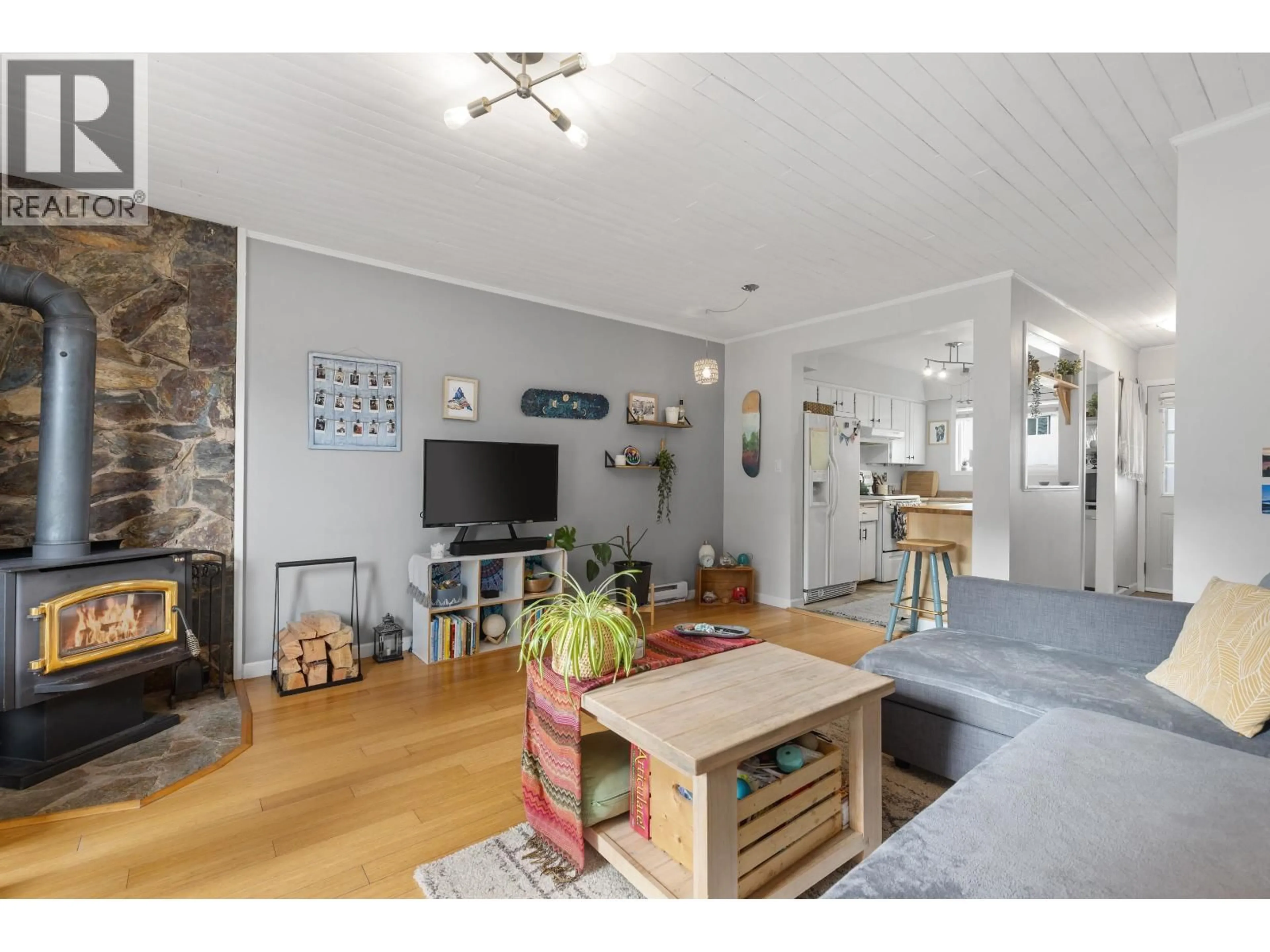 Living room with furniture, wood/laminate floor for 13 - 1470 LAUREL STREET, Pemberton British Columbia V0N2L1