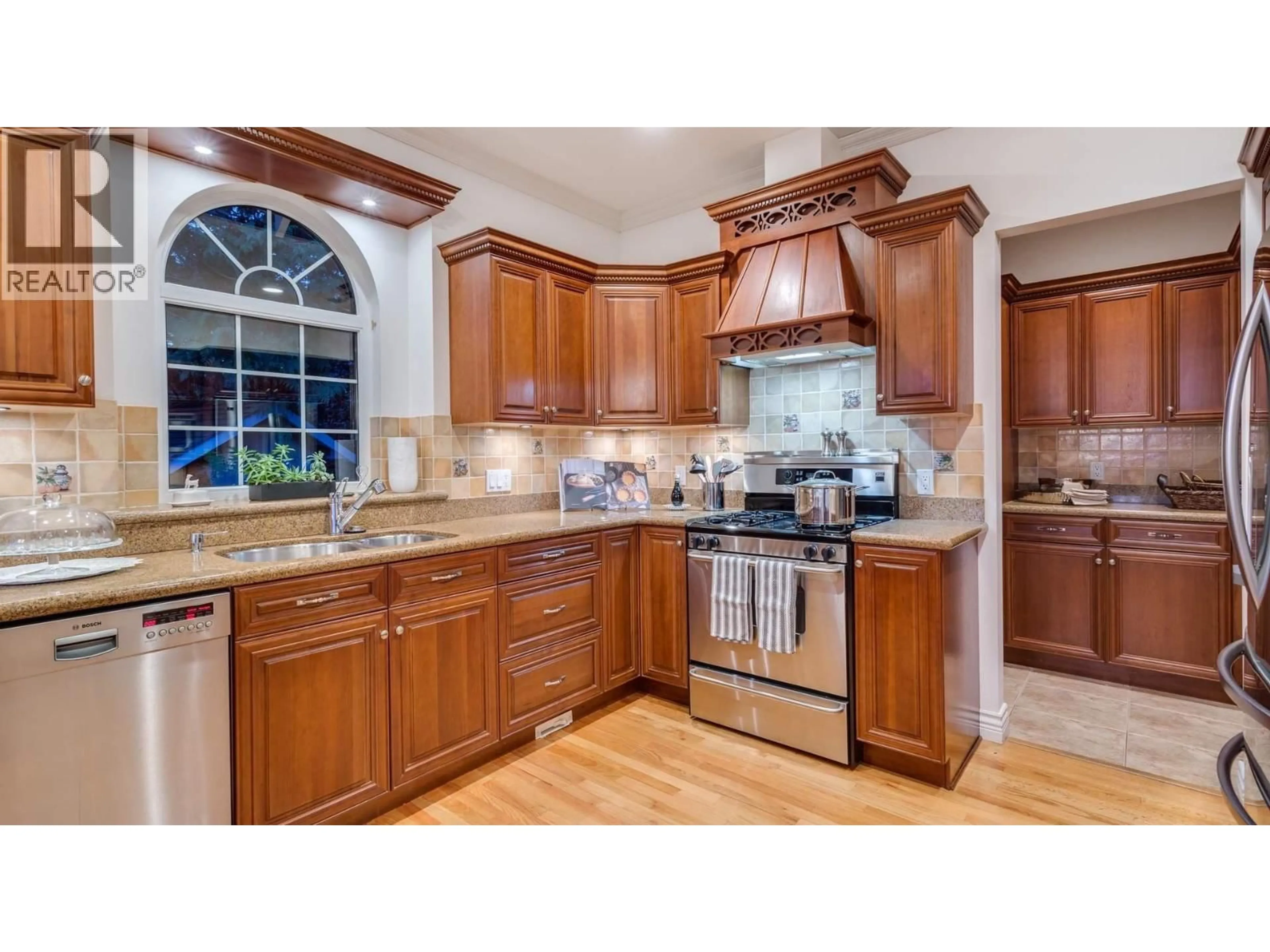 Open concept kitchen, ceramic/tile floor for 3395 THOMPSON CRESCENT, West Vancouver British Columbia V7V3E9