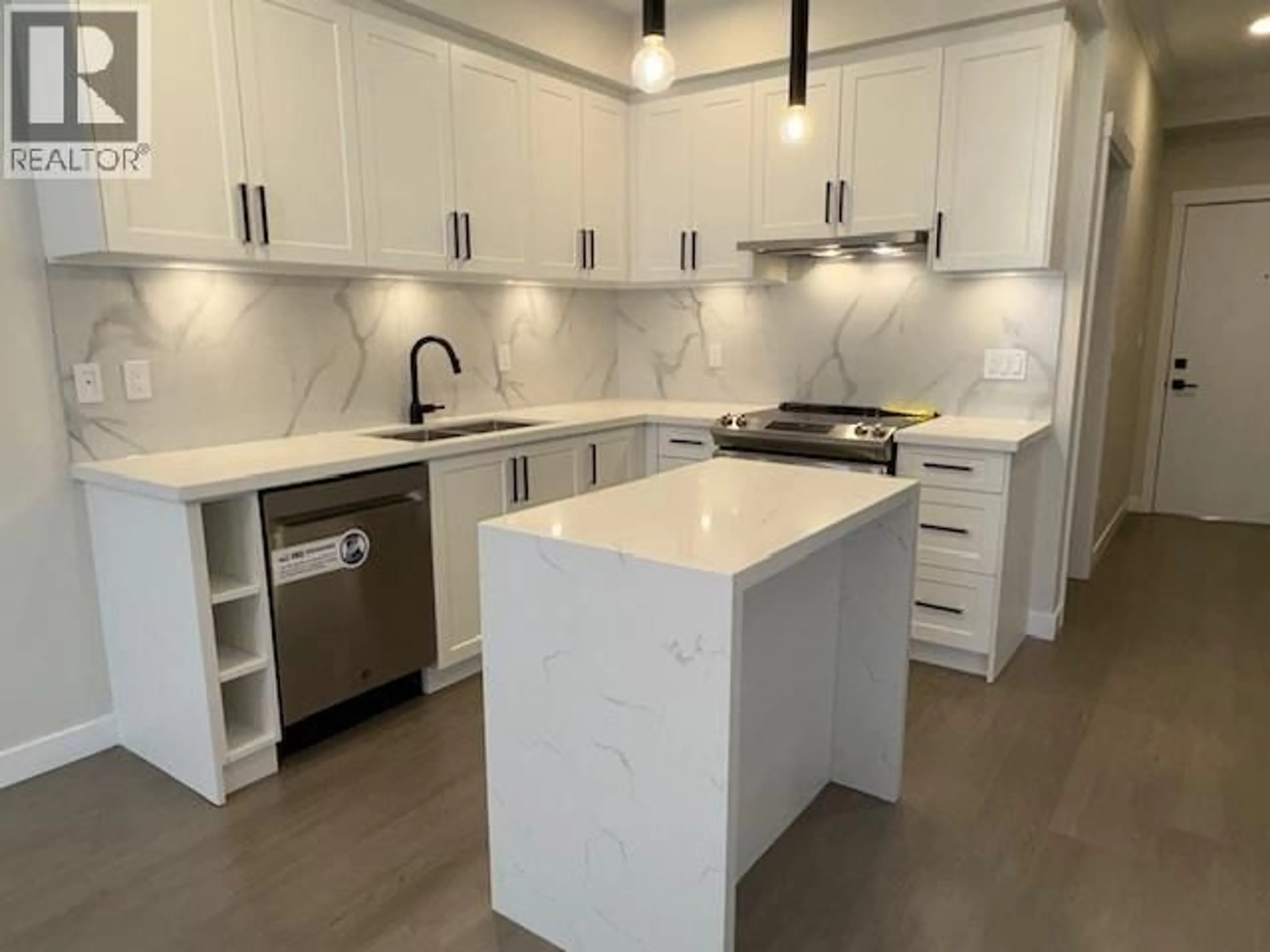 Open concept kitchen, ceramic/tile floor for 303 - 12133 223 STREET, Maple Ridge British Columbia V2X5Y6