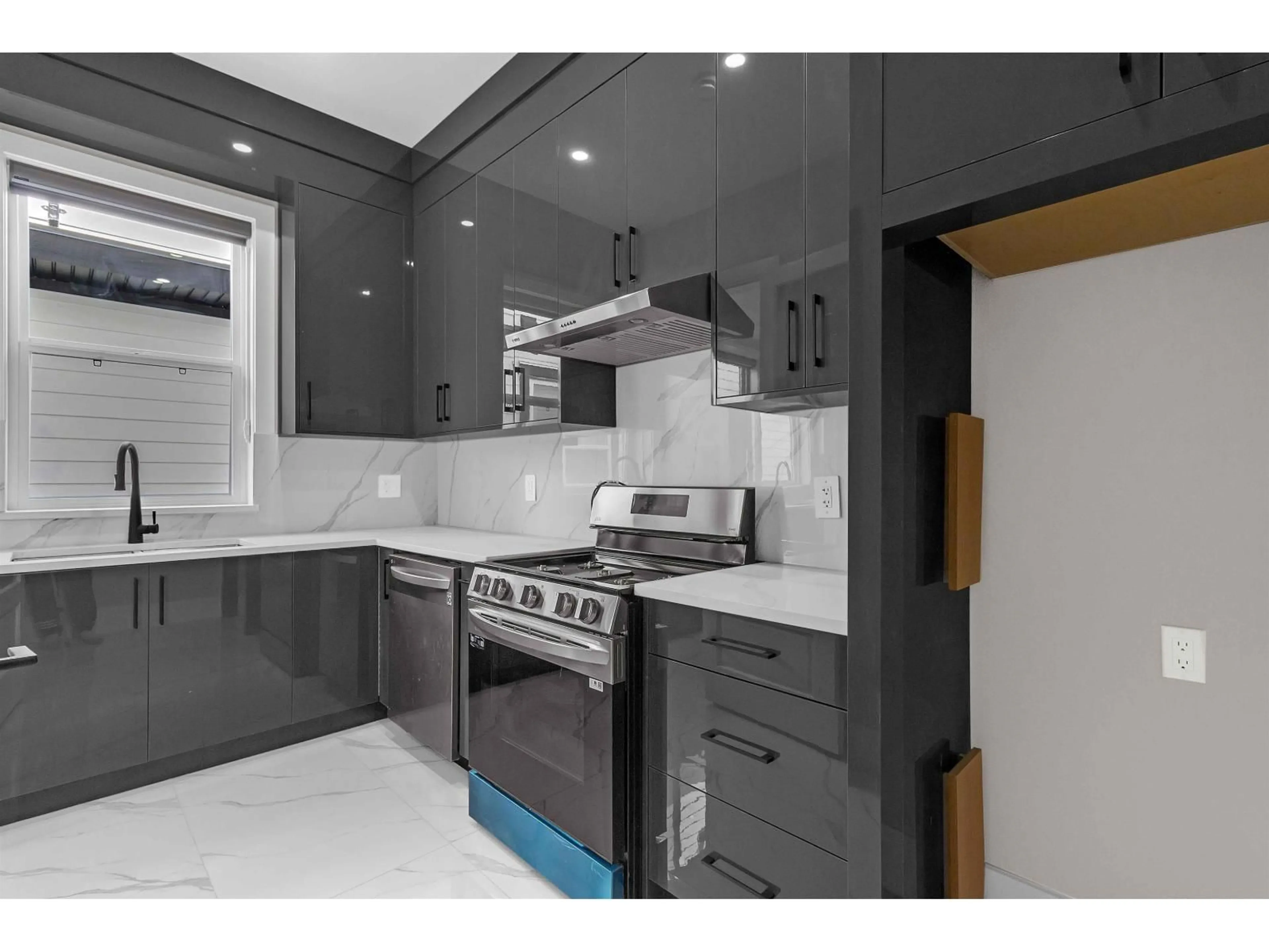 Standard kitchen, ceramic/tile floor for 5942 168 STREET, Surrey British Columbia V3S3X6
