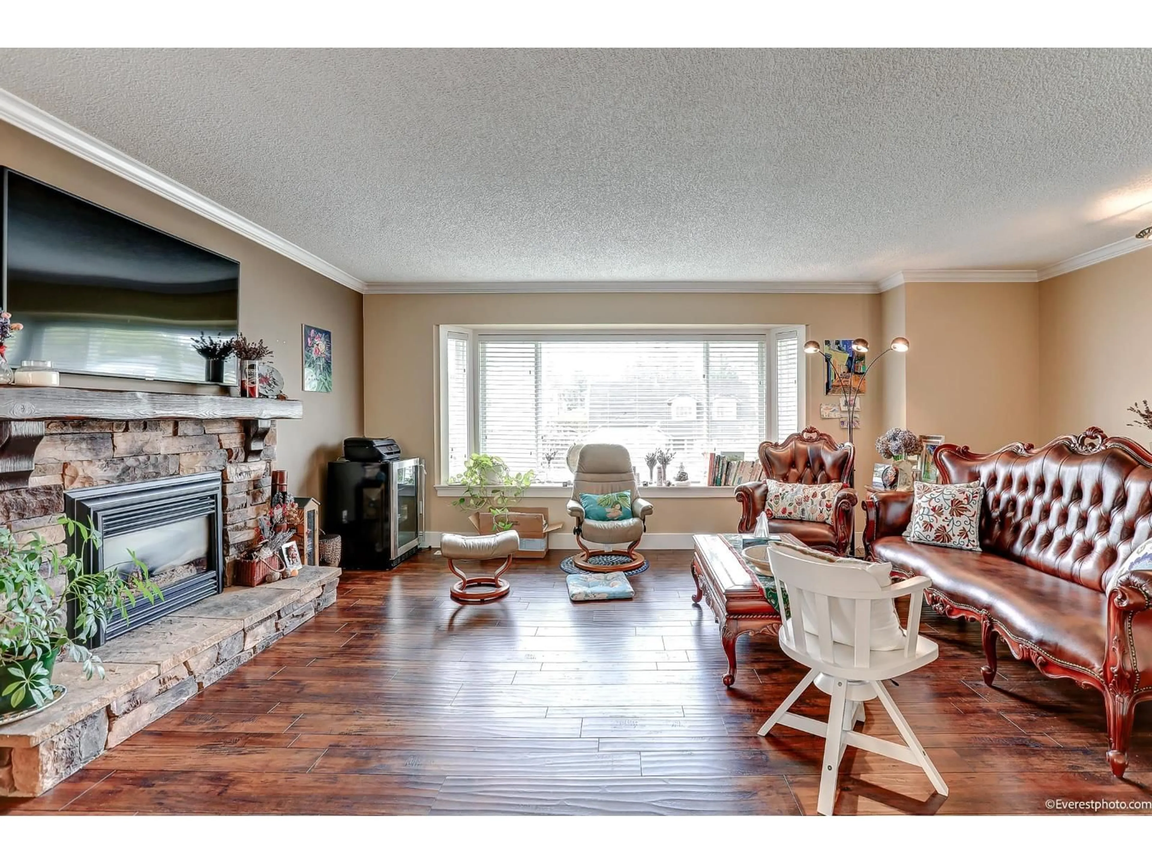 Living room with furniture, wood/laminate floor for 2064 156A STREET, Surrey British Columbia V4A6S3