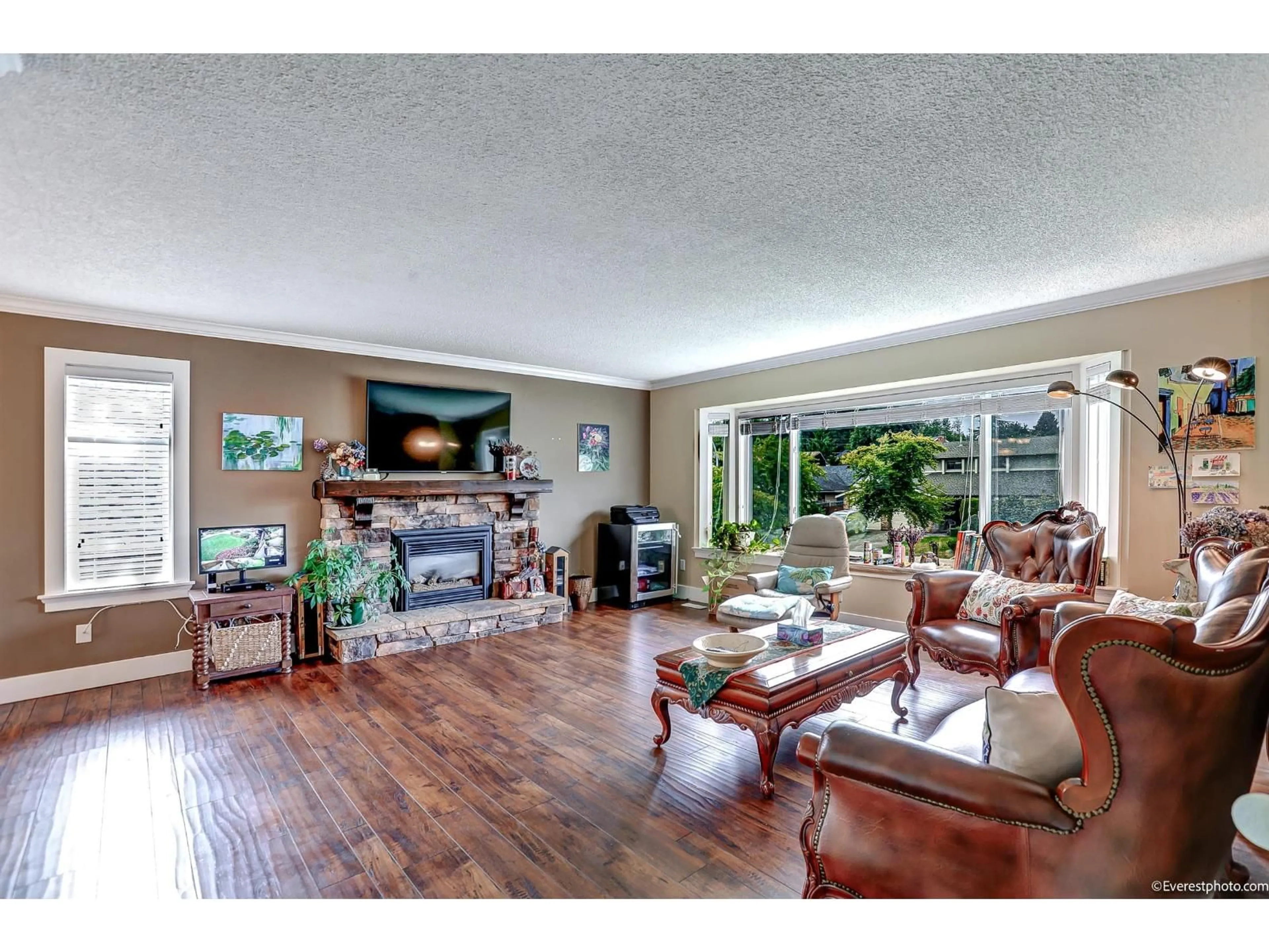 Living room with furniture, unknown for 2064 156A STREET, Surrey British Columbia V4A6S3