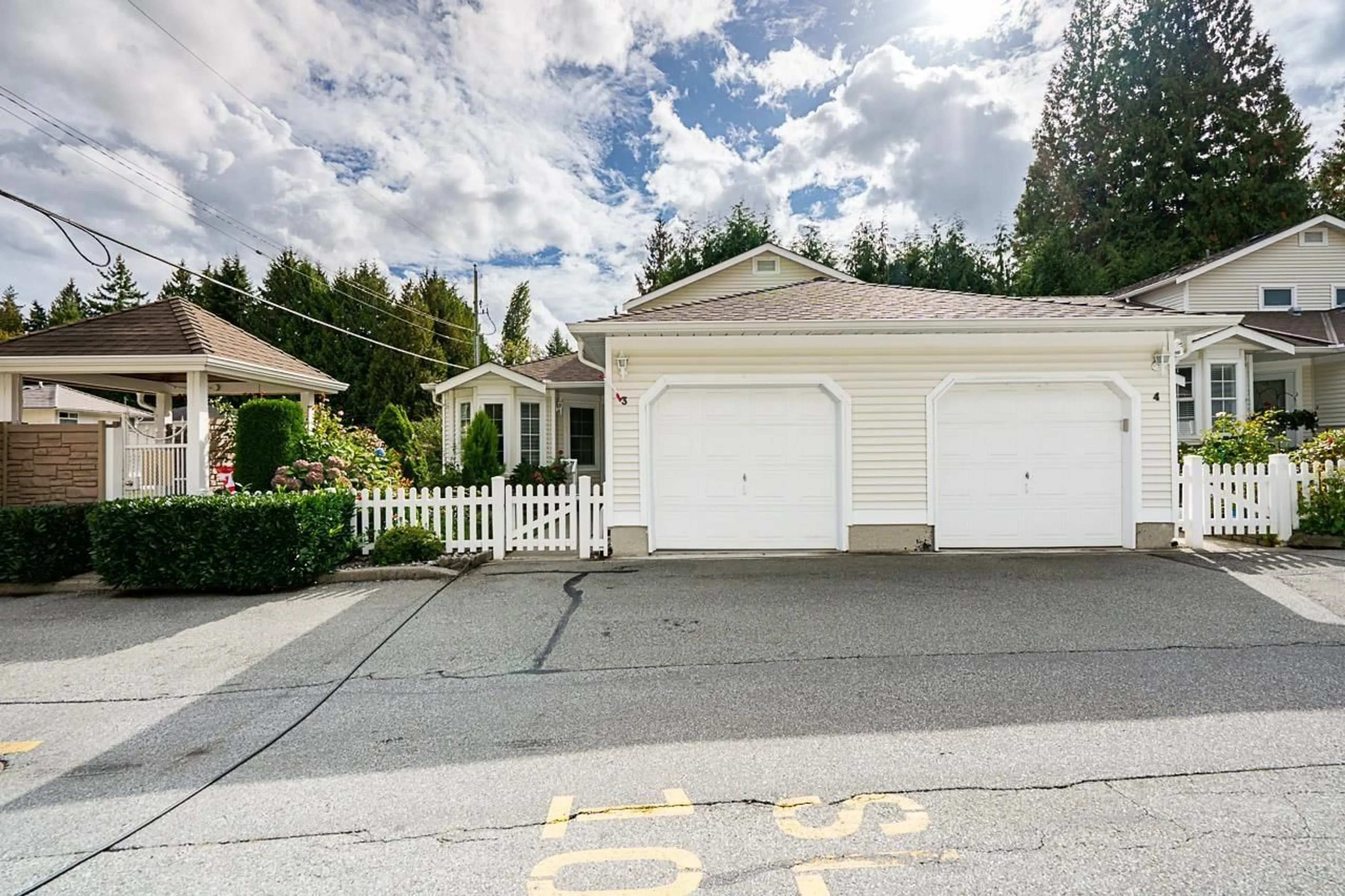 Unknown for 3 - 6537 138TH STREET, Surrey British Columbia V3W0C2